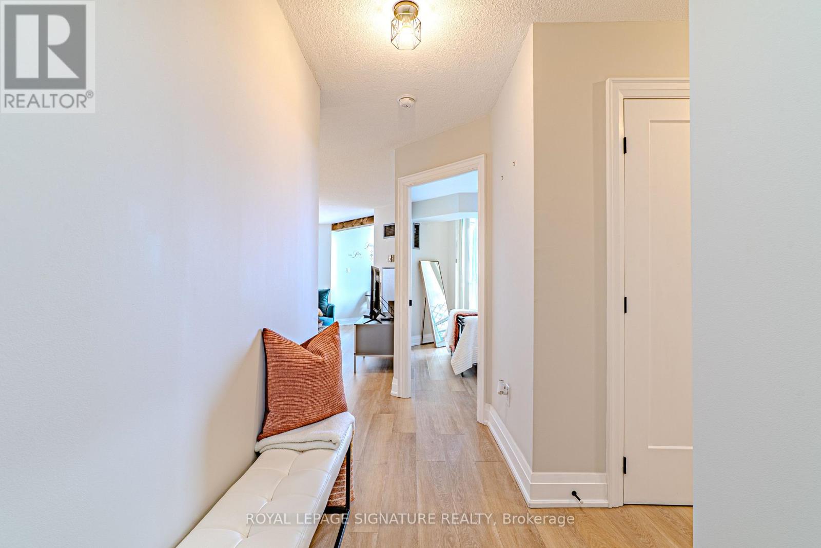 1206 - 550 Webb Drive, Mississauga, Ontario  L5B 3Y4 - Photo 3 - W13011108