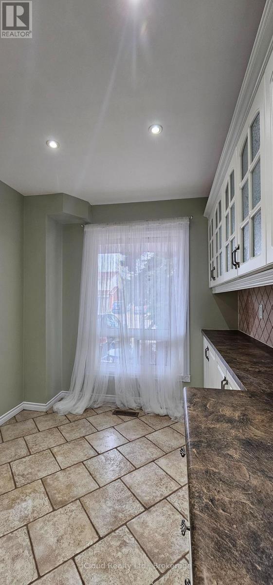 12 Simmons Boulevard, Brampton, Ontario  L6V 3V5 - Photo 8 - W13008320