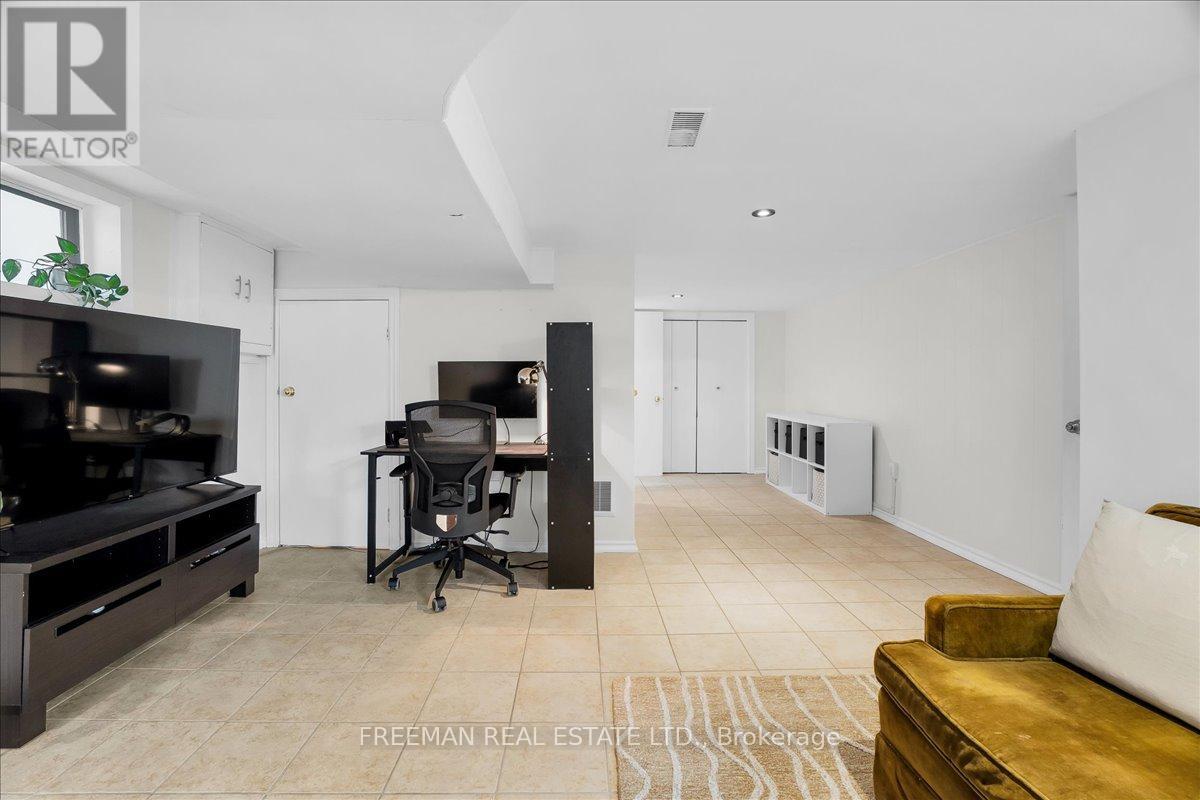 119 Barton Avenue, Toronto, Ontario  M6G 1P8 - Photo 24 - C13009344