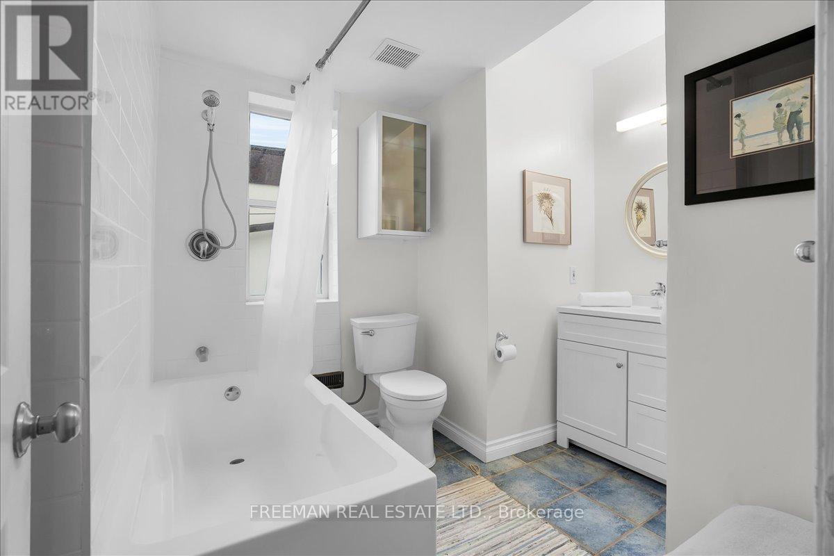 119 Barton Avenue, Toronto, Ontario  M6G 1P8 - Photo 18 - C13009344