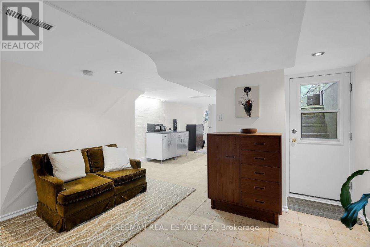 119 Barton Avenue, Toronto, Ontario  M6G 1P8 - Photo 23 - C13009344