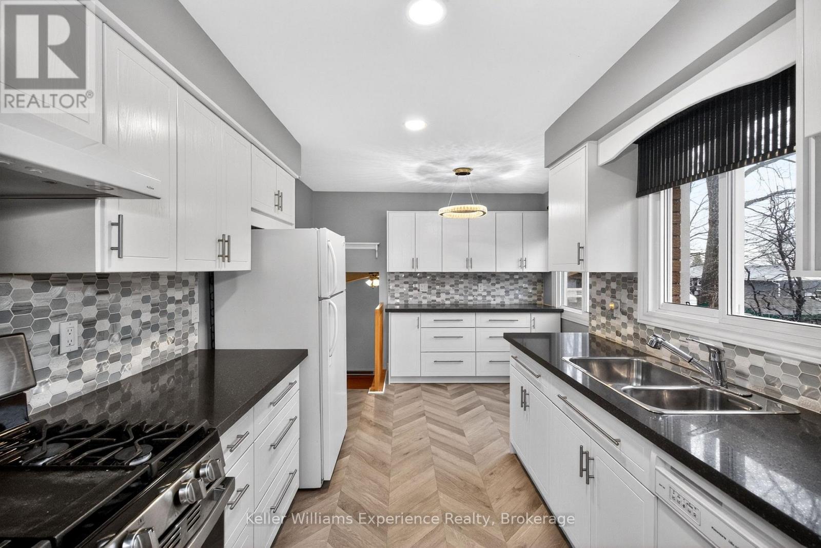 19 Viel Street, Penetanguishene, Ontario  L9M 1J1 - Photo 11 - S13011428