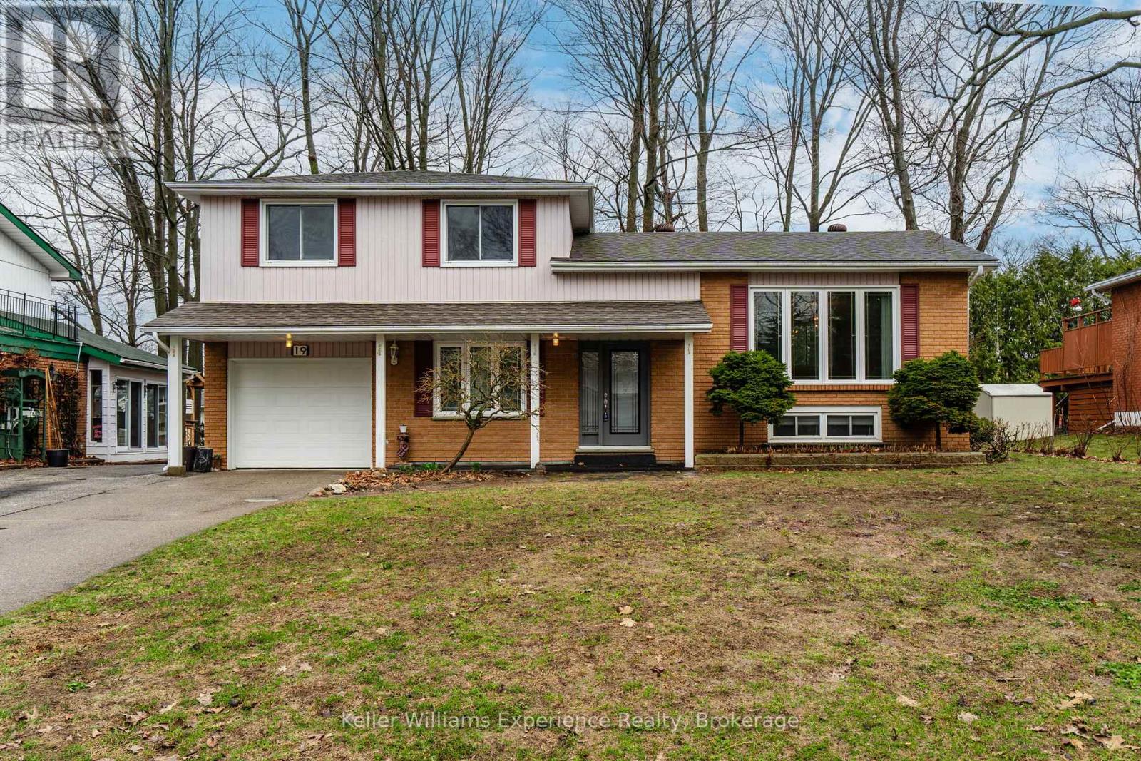 19 Viel Street, Penetanguishene, Ontario  L9M 1J1 - Photo 2 - S13011428