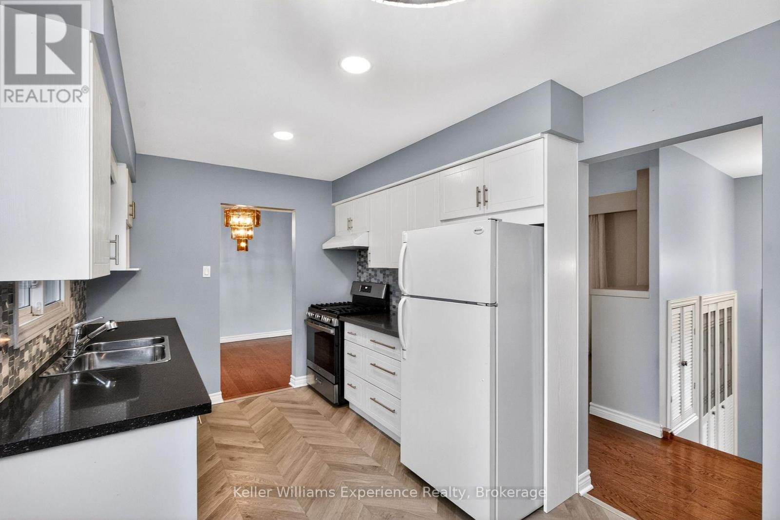 19 Viel Street, Penetanguishene, Ontario  L9M 1J1 - Photo 7 - S13011428