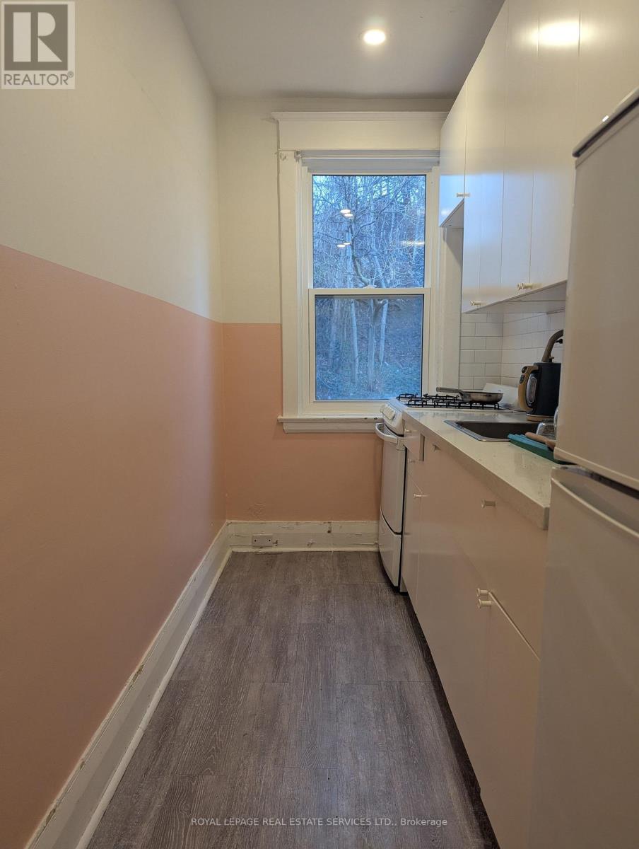 Upper - 264a Hastings Avenue, Toronto, Ontario  M4L 2M1 - Photo 10 - E13011334