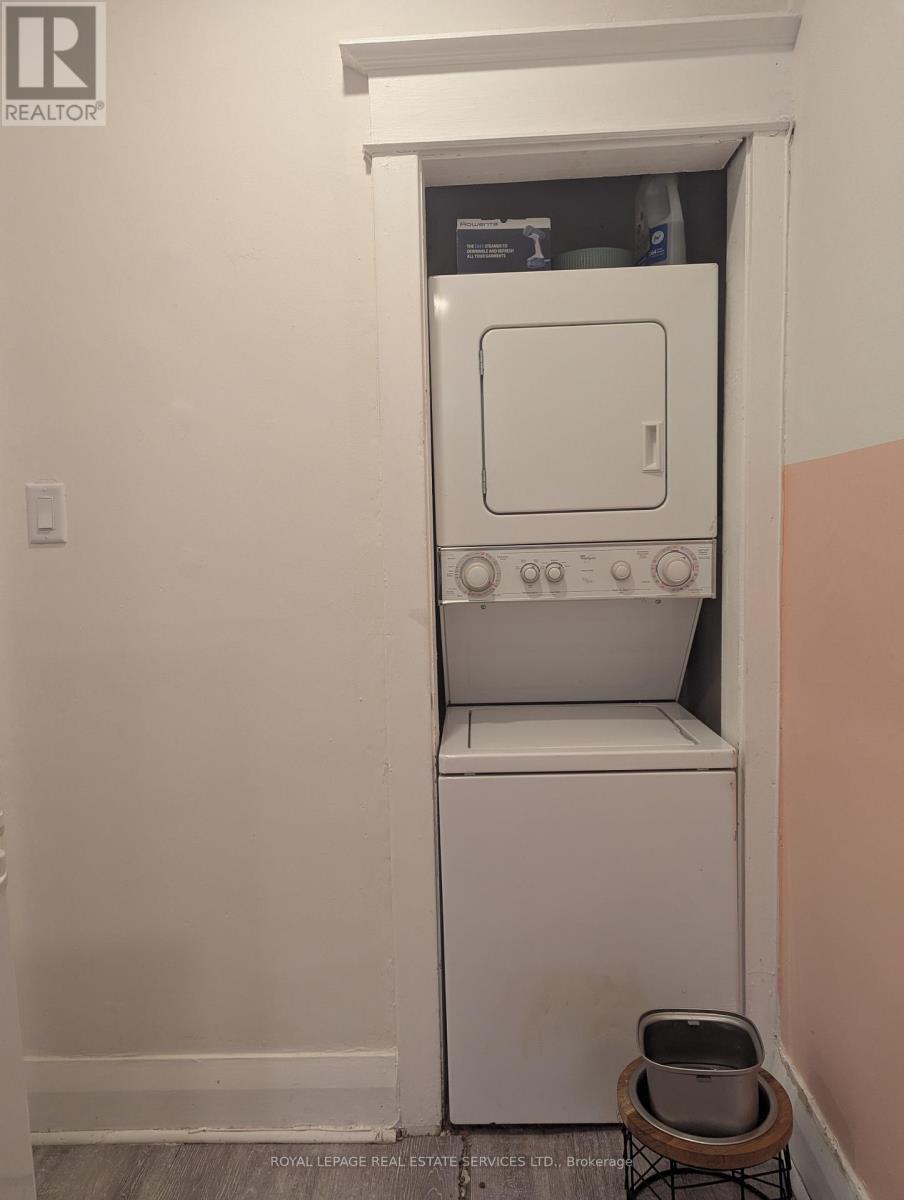 Upper - 264a Hastings Avenue, Toronto, Ontario  M4L 2M1 - Photo 11 - E13011334