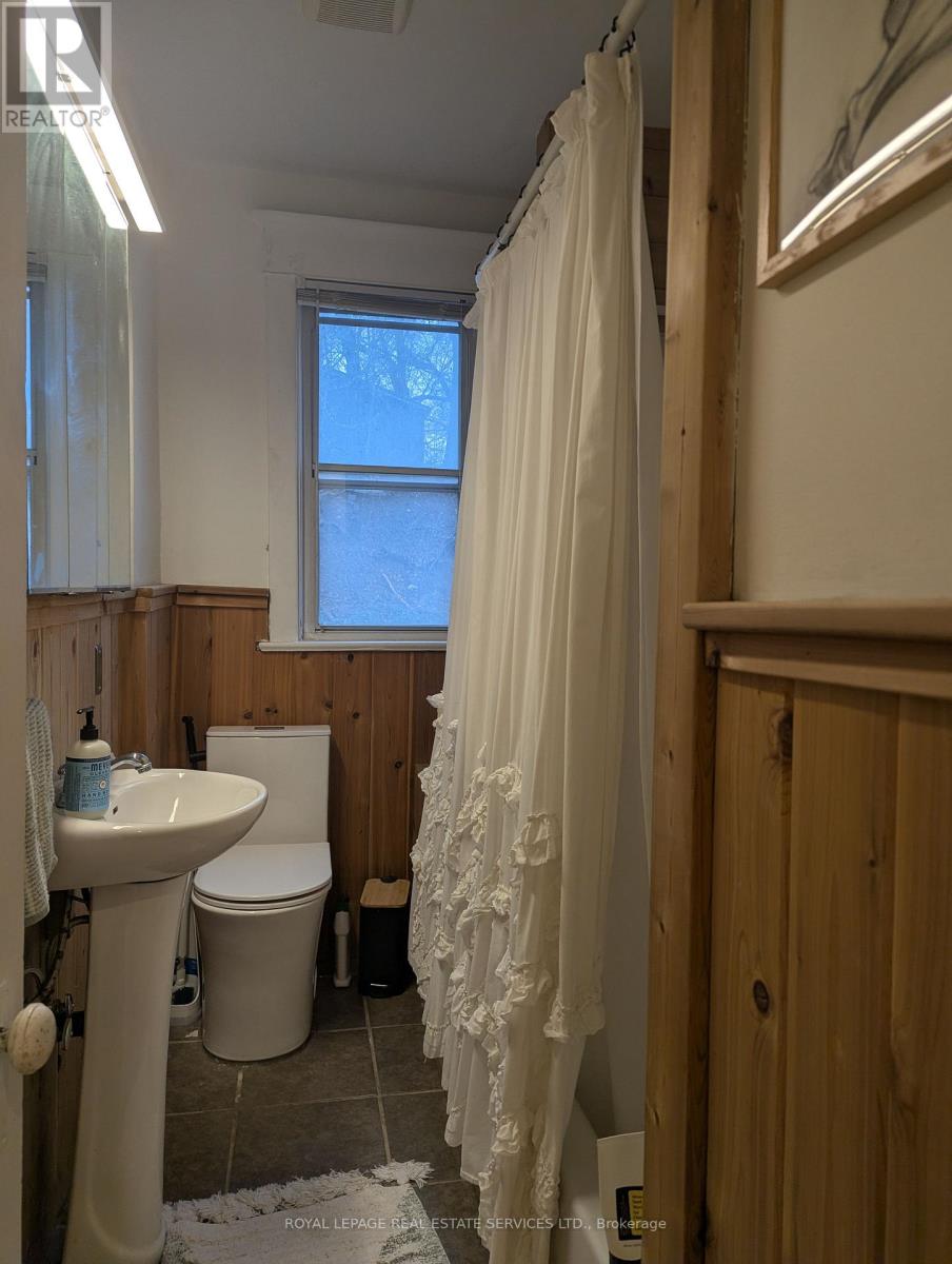 Upper - 264a Hastings Avenue, Toronto, Ontario  M4L 2M1 - Photo 12 - E13011334