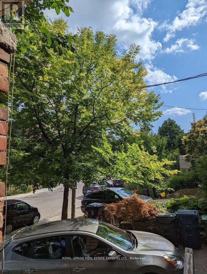 Upper - 264a Hastings Avenue, Toronto, Ontario  M4L 2M1 - Photo 2 - E13011334