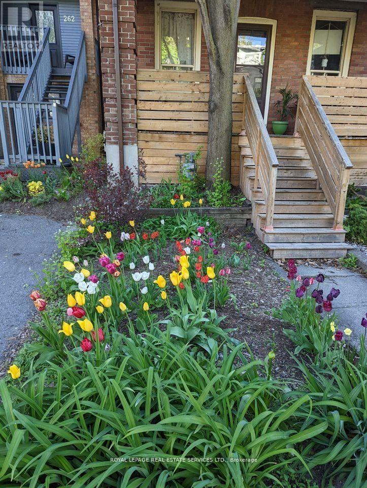 Upper - 264a Hastings Avenue, Toronto, Ontario  M4L 2M1 - Photo 3 - E13011334