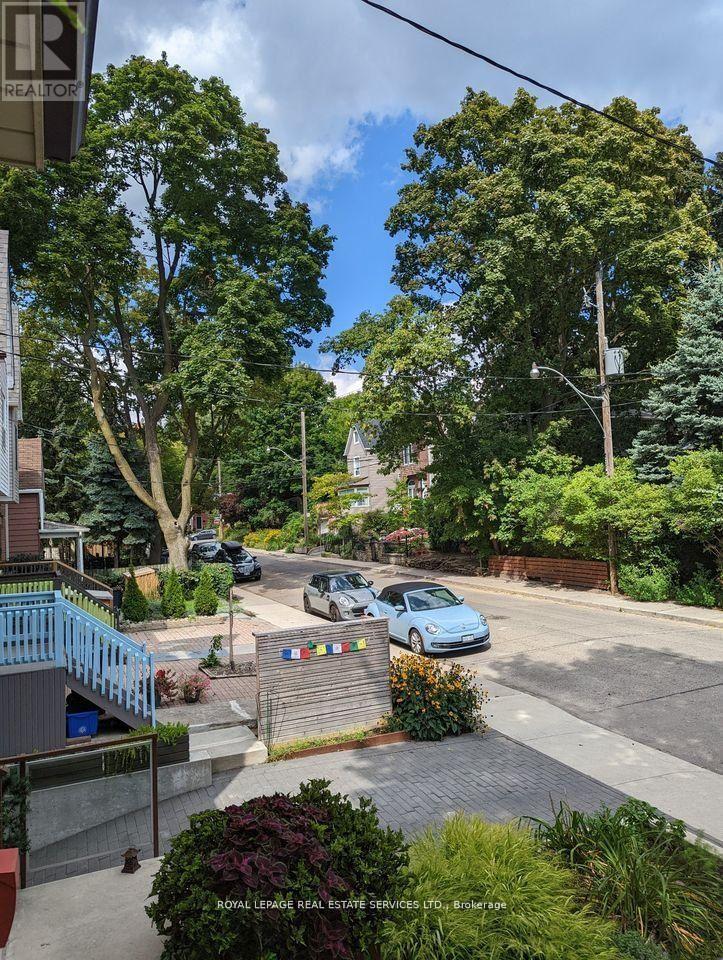 Upper - 264a Hastings Avenue, Toronto, Ontario  M4L 2M1 - Photo 4 - E13011334