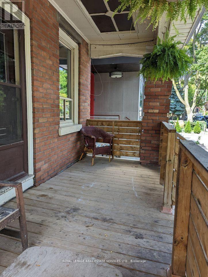 Upper - 264a Hastings Avenue, Toronto, Ontario  M4L 2M1 - Photo 5 - E13011334