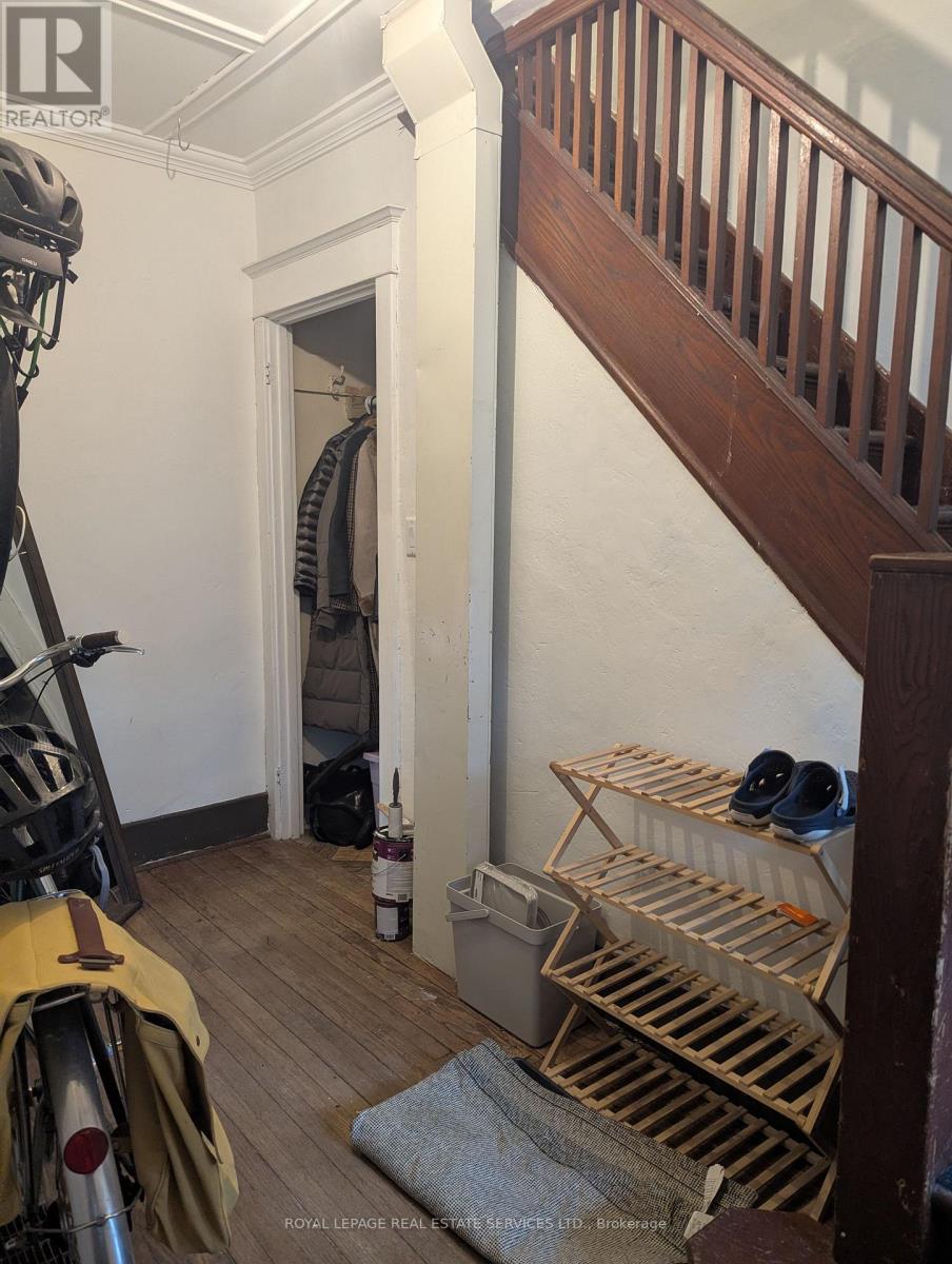 Upper - 264a Hastings Avenue, Toronto, Ontario  M4L 2M1 - Photo 7 - E13011334