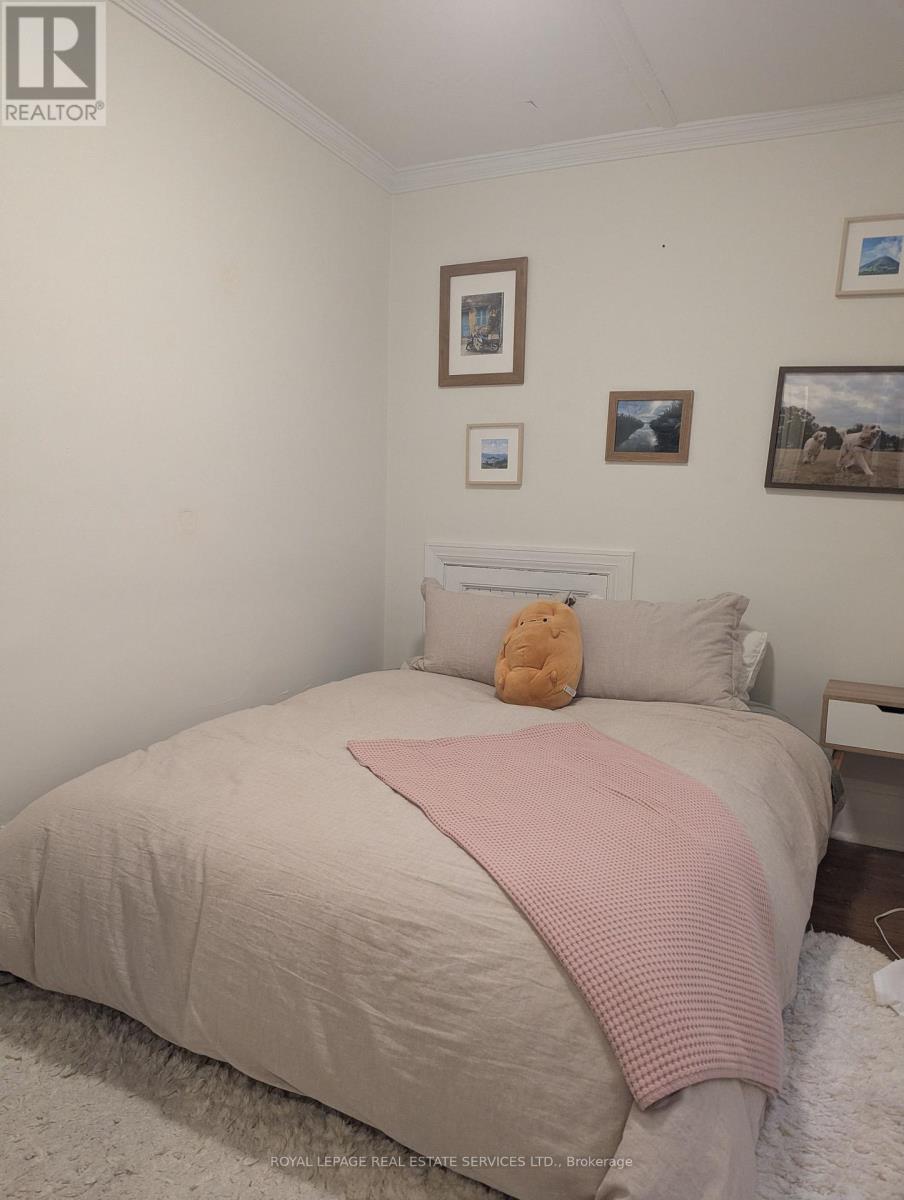 Upper - 264a Hastings Avenue, Toronto, Ontario  M4L 2M1 - Photo 8 - E13011334