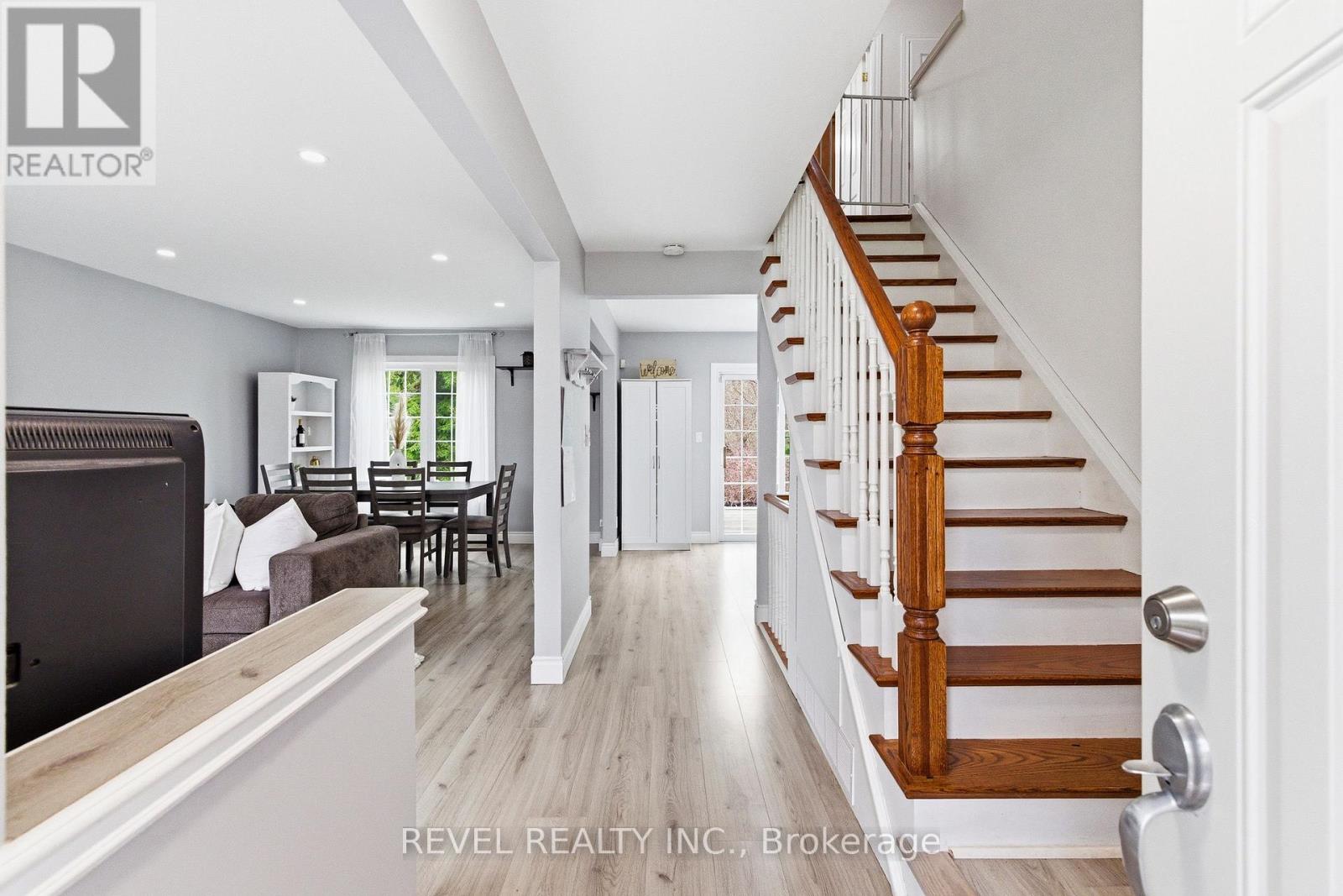 396 Wilson Road N, Oshawa, Ontario  L1G 6E5 - Photo 2 - E13011436