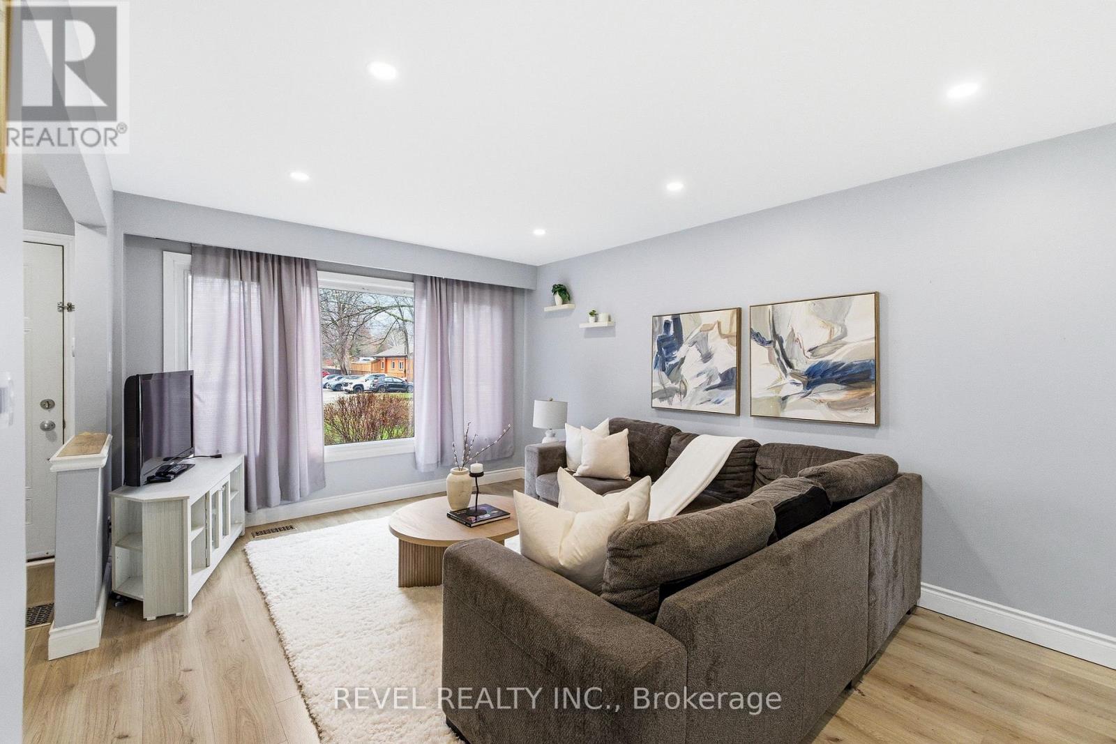 396 Wilson Road N, Oshawa, Ontario  L1G 6E5 - Photo 3 - E13011436