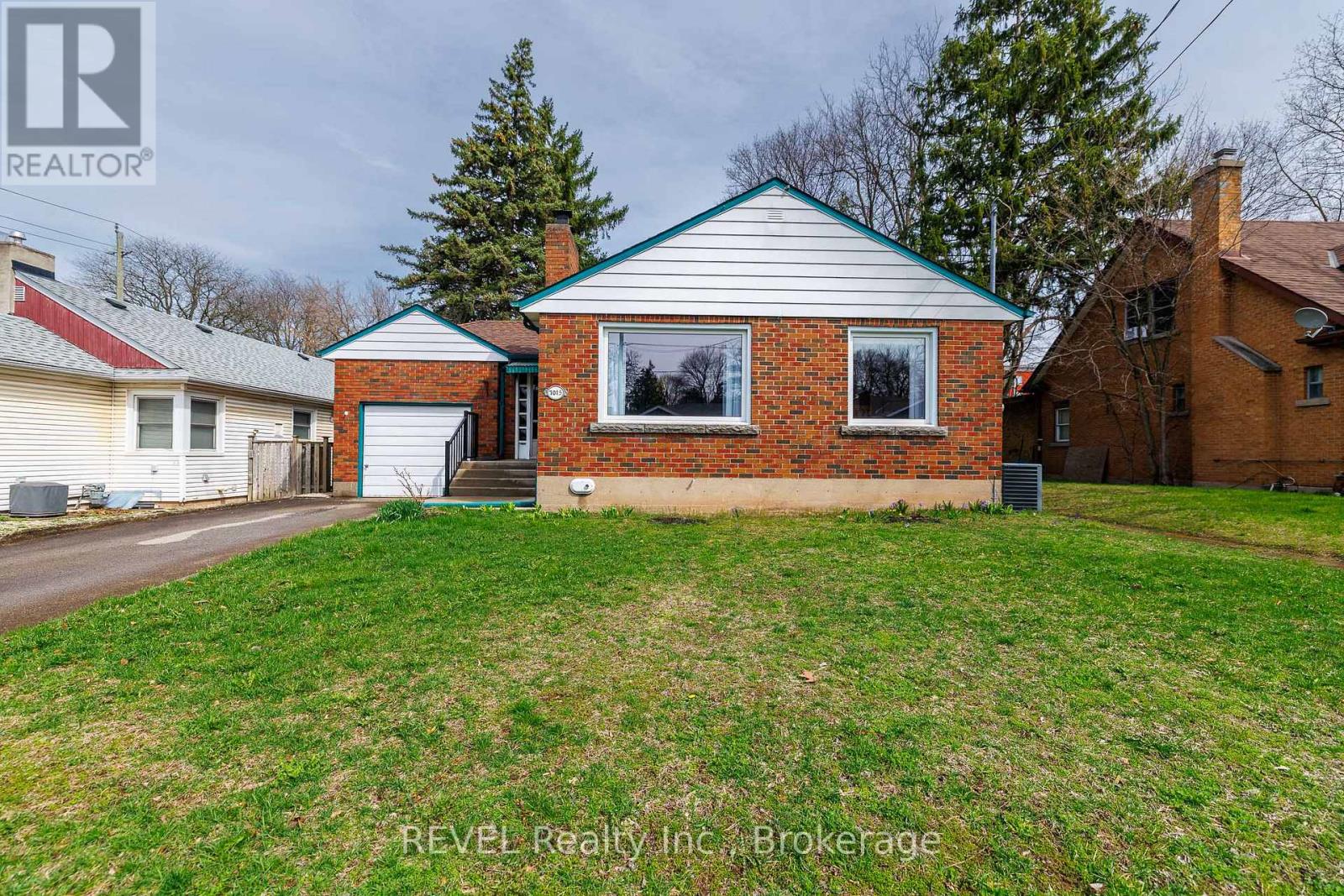 7015 Barker Street, Niagara Falls, Ontario  L2G 1Z5 - Photo 2 - X13011404