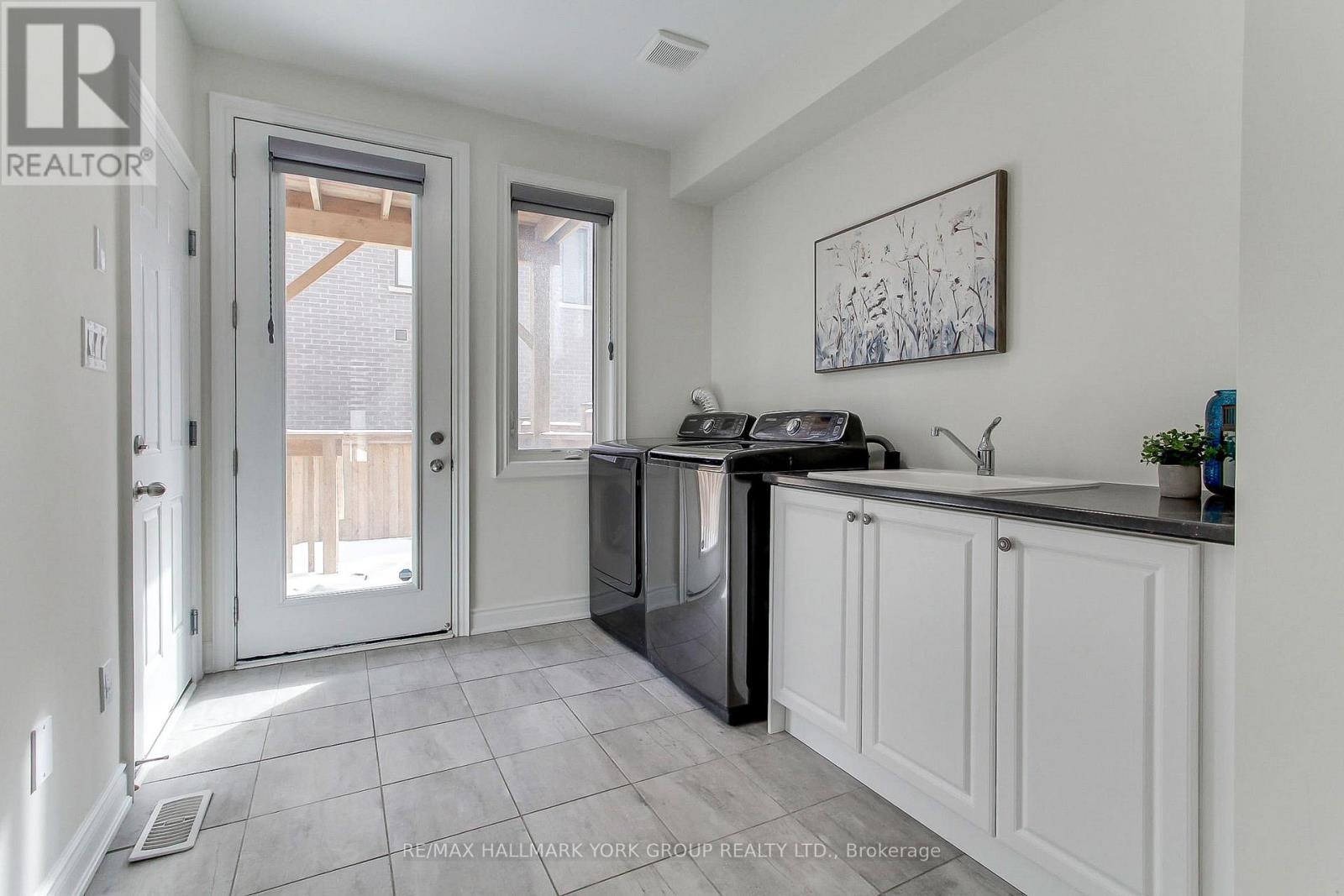 534 New England Court, Newmarket, Ontario  L3X 0M6 - Photo 8 - N13011332