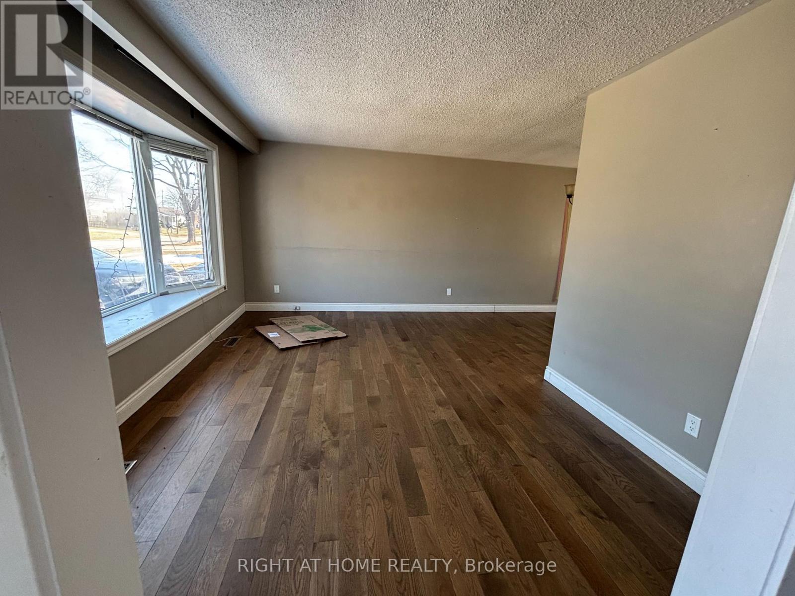 15 Colleen Avenue, Barrie, Ontario  L4M 2M9 - Photo 4 - S12851902