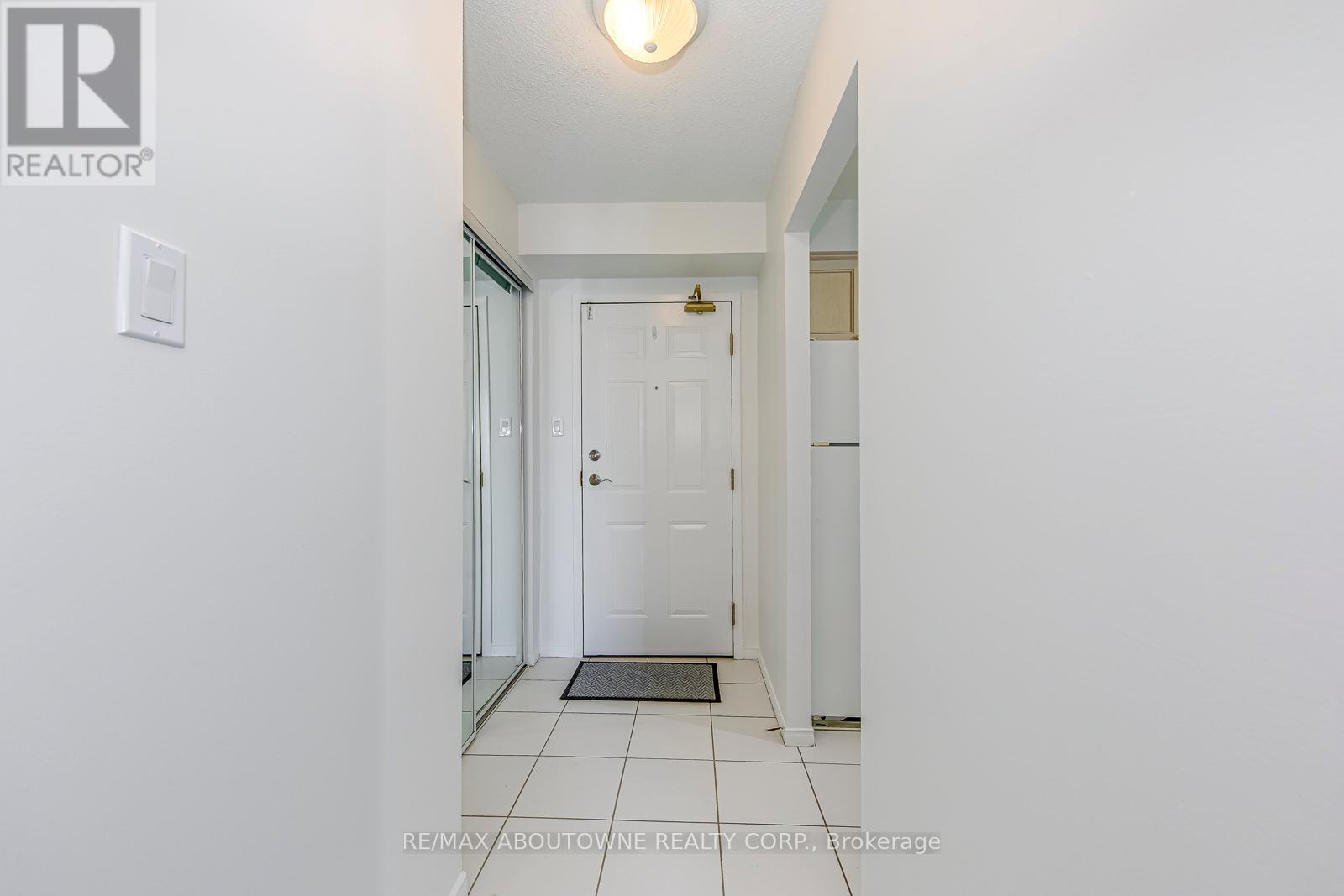 1705 - 1270 Maple Crossing Boulevard, Burlington, Ontario  L7S 2J3 - Photo 5 - W13011166