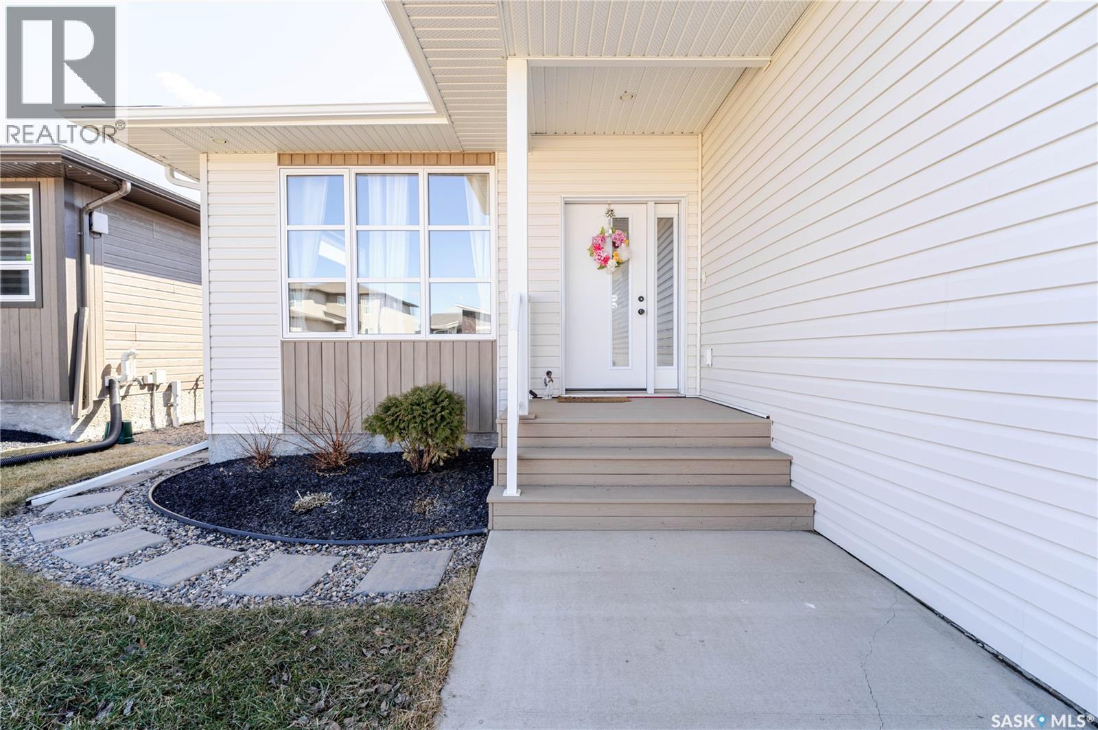 1007 Maplewood Drive, Moose Jaw, Saskatchewan  S6J 0B6 - Photo 2 - SK033157