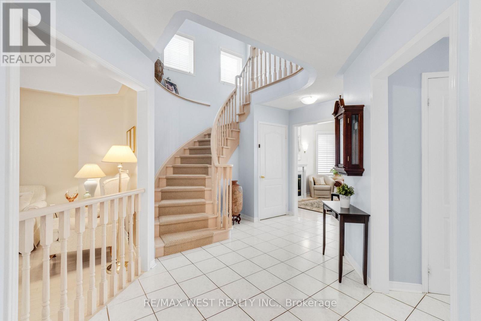 44 Creekwood Drive, Brampton, Ontario  L7A 1J3 - Photo 4 - W13011416