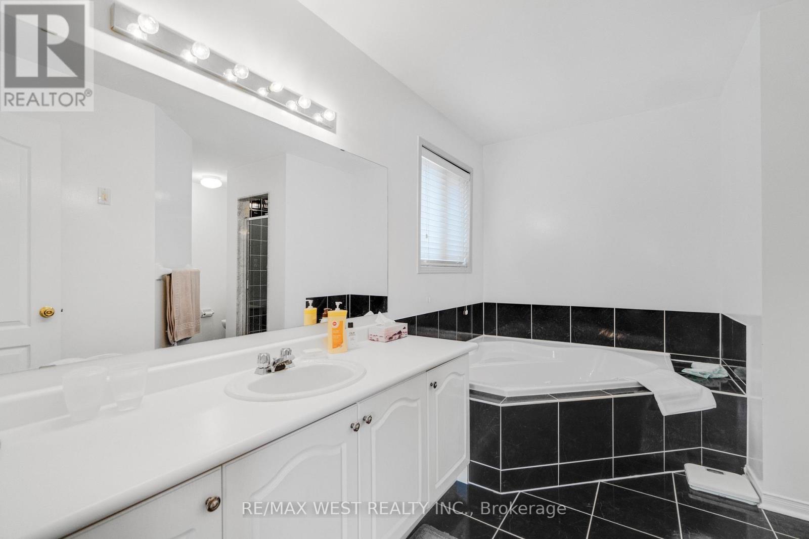 44 Creekwood Drive, Brampton, Ontario  L7A 1J3 - Photo 9 - W13011416