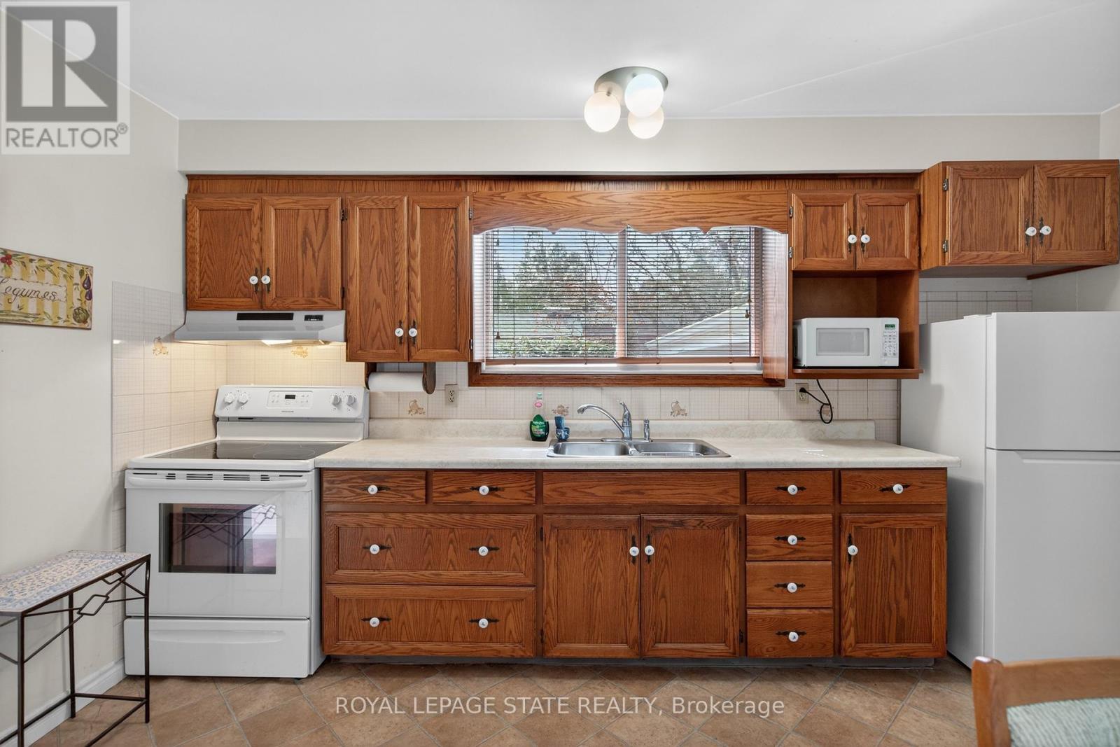 34 Helen Street, Hamilton, Ontario  L9H 1N3 - Photo 12 - X13011348