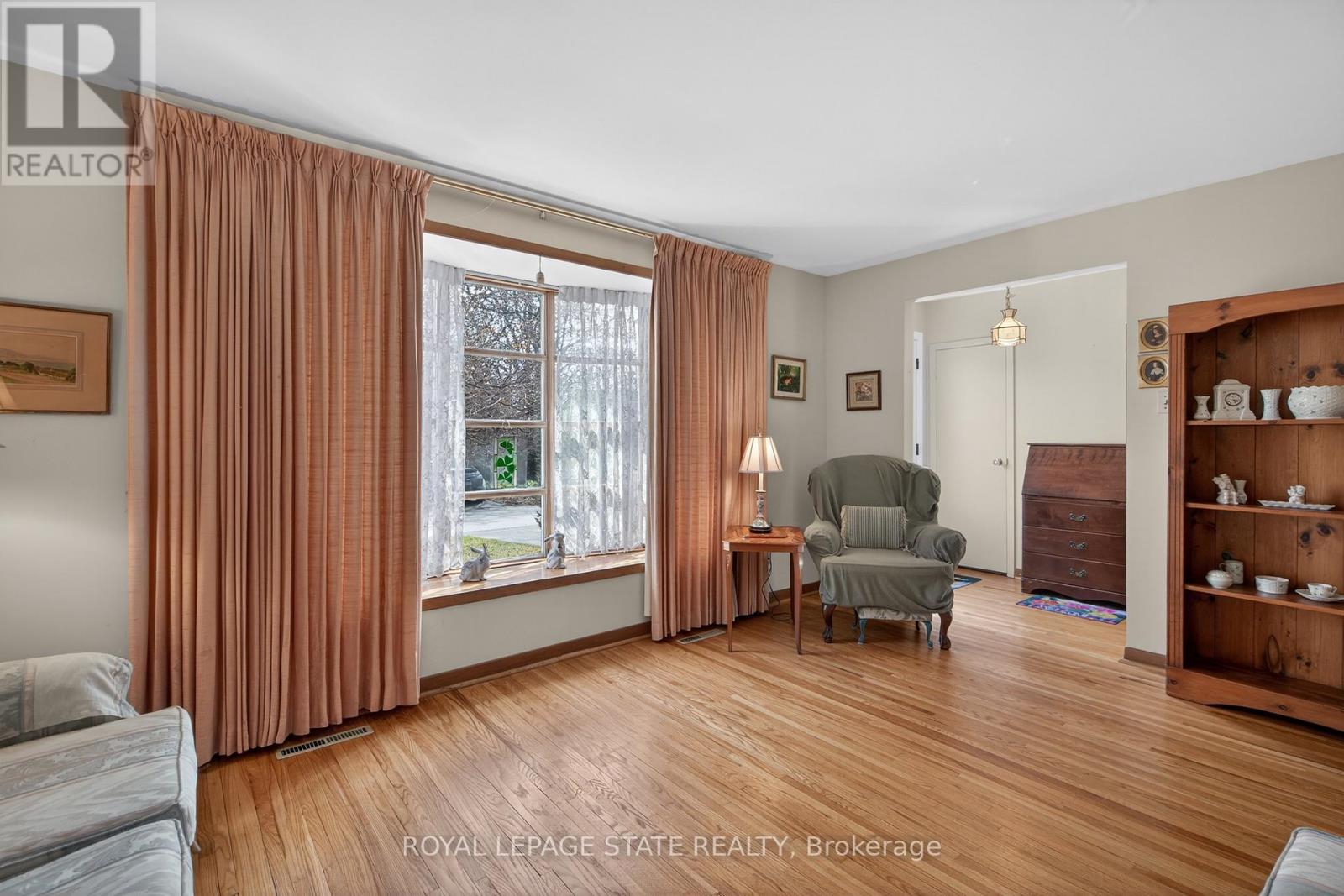 34 Helen Street, Hamilton, Ontario  L9H 1N3 - Photo 7 - X13011348