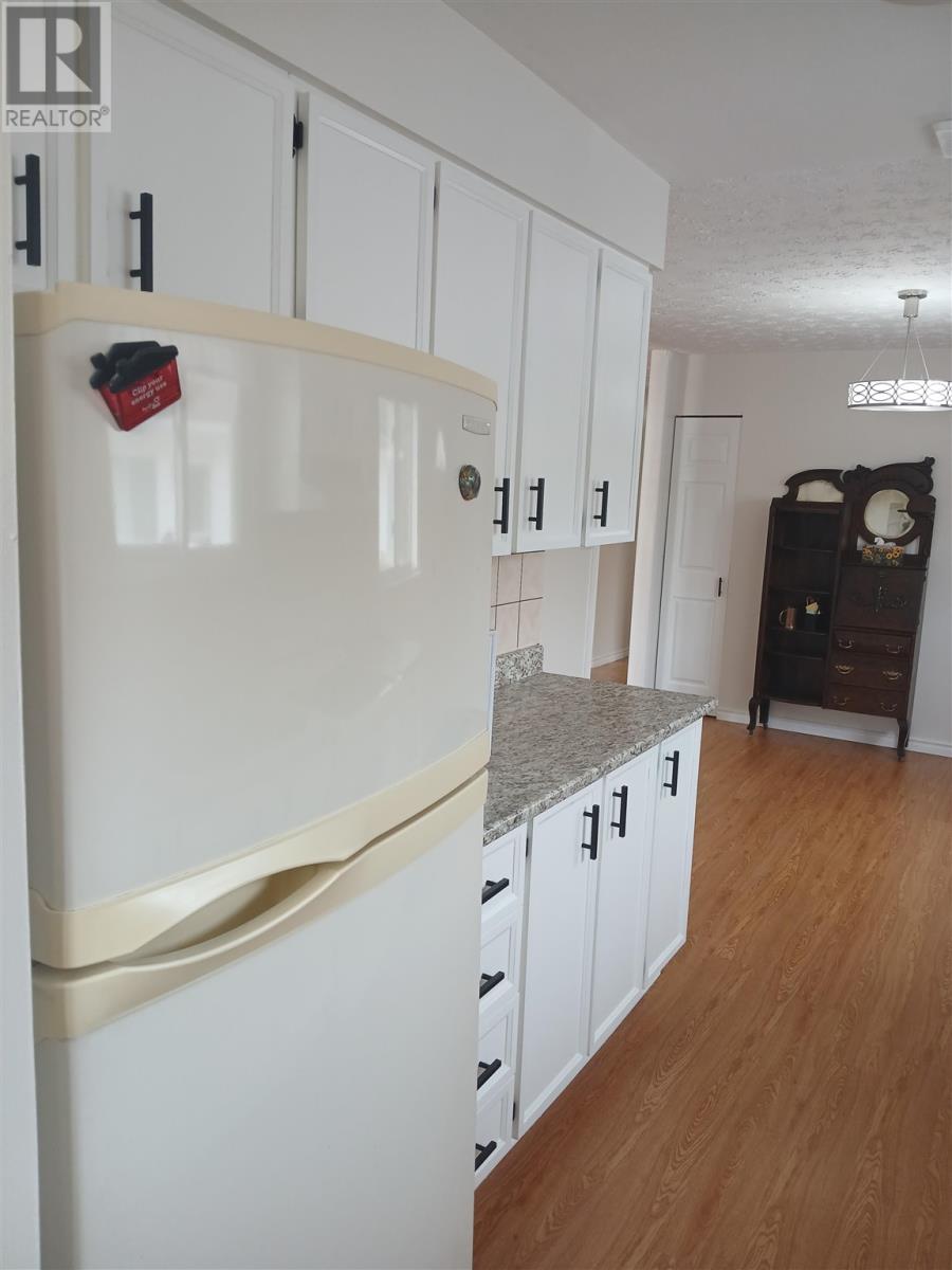 12 Forest Pl, Elliot Lake, Ontario  P5A 3C6 - Photo 5 - SM260714