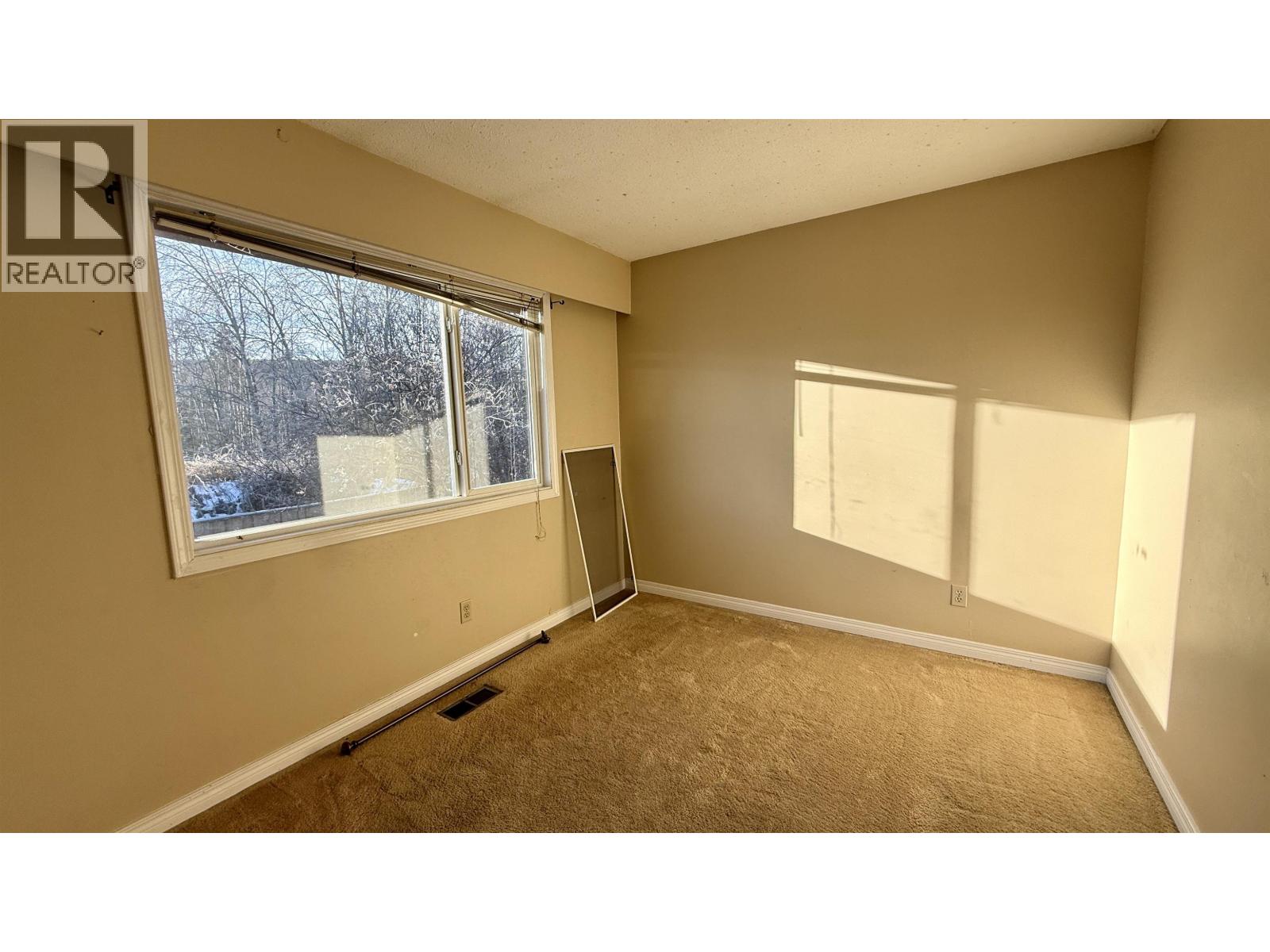 808 Marks Drive, 100 Mile House, British Columbia  V0K 2E0 - Photo 10 - R3080306