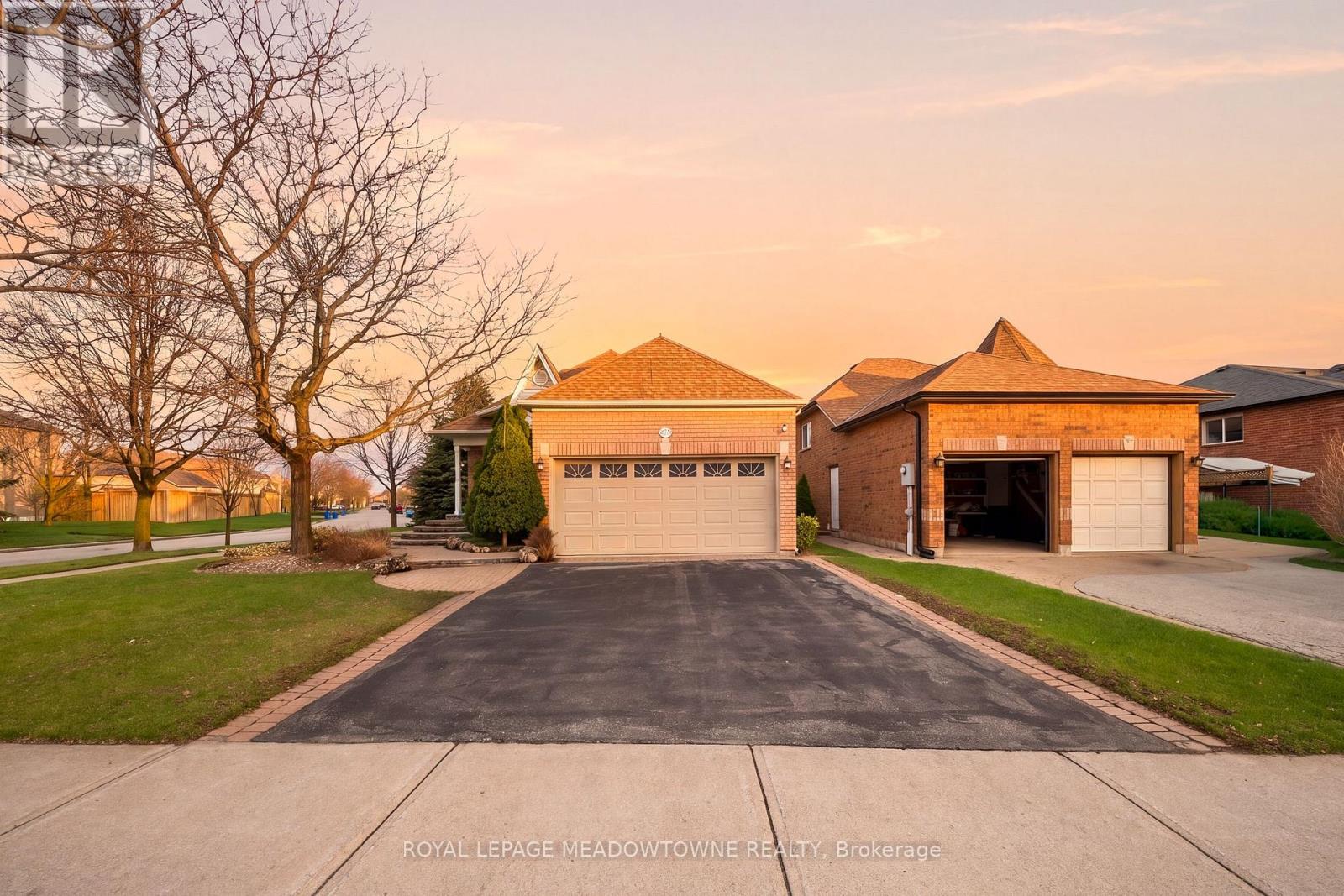 20 Huffmann Drive, Halton Hills, Ontario  L7G 5W4 - Photo 2 - W13011482