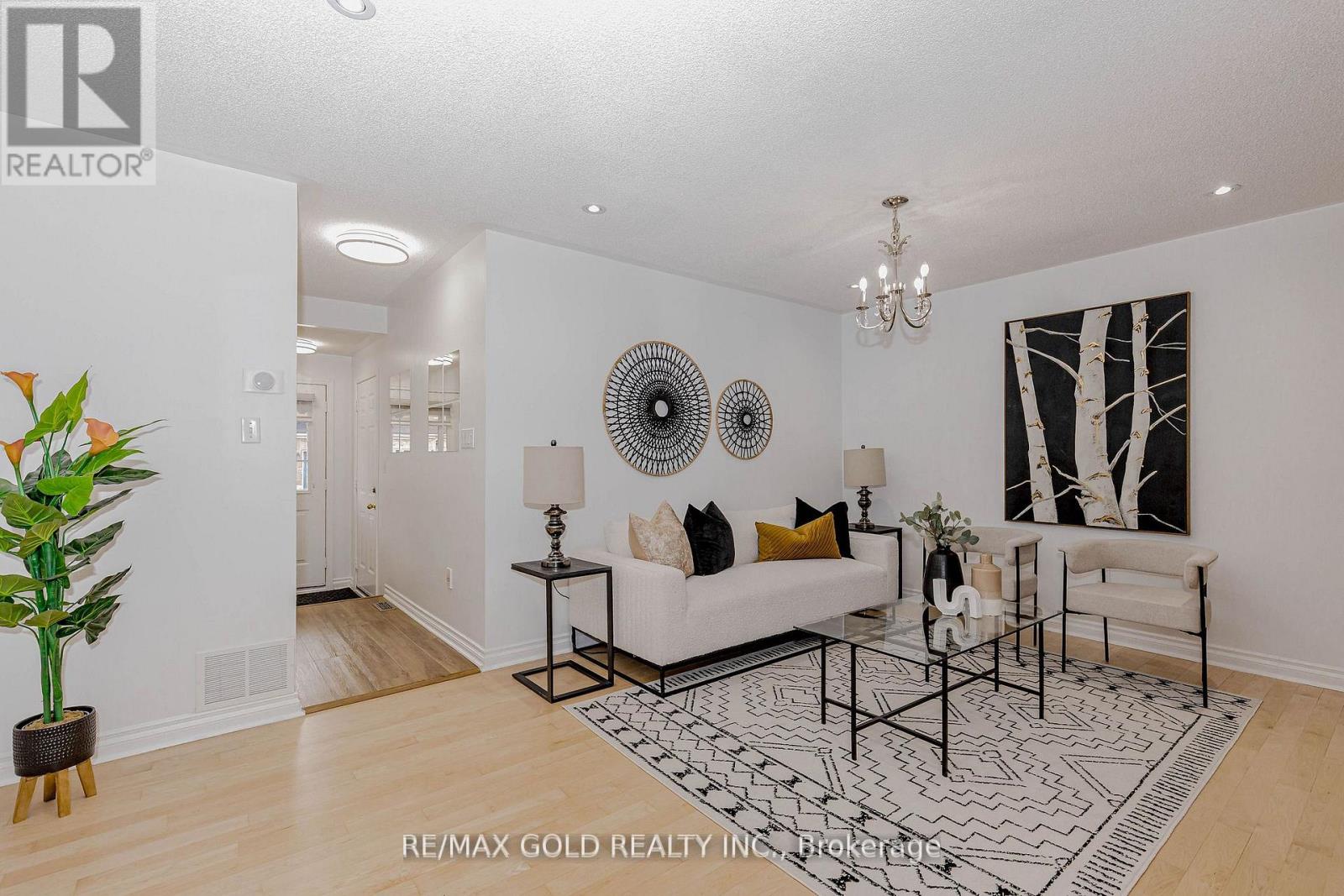 1105 Meadowgrove Court, Mississauga, Ontario  L5W 1J2 - Photo 5 - W13011570