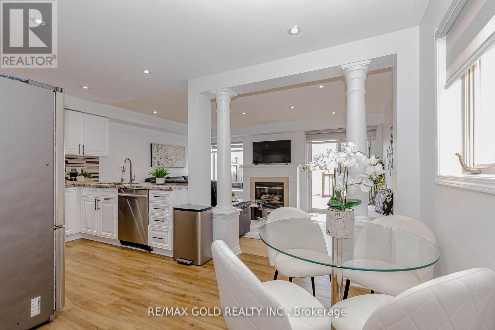 1105 Meadowgrove Court, Mississauga, Ontario  L5W 1J2 - Photo 9 - W13011570