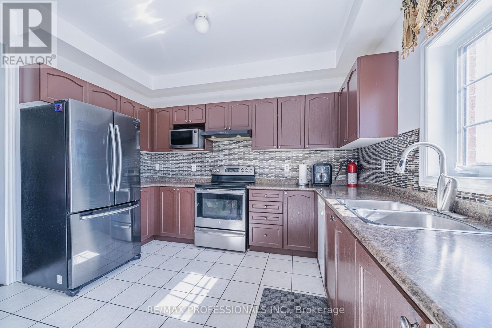 9720 Mclaughlin Road, Brampton, Ontario  L6X 0T8 - Photo 6 - W13011620