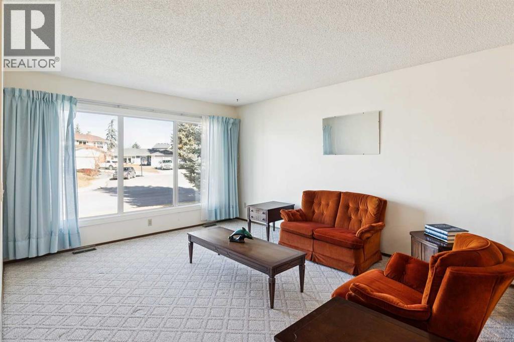 2627 126 Avenue SW, Calgary, Alberta  T2W 3V5 - Photo 2 - A2301465