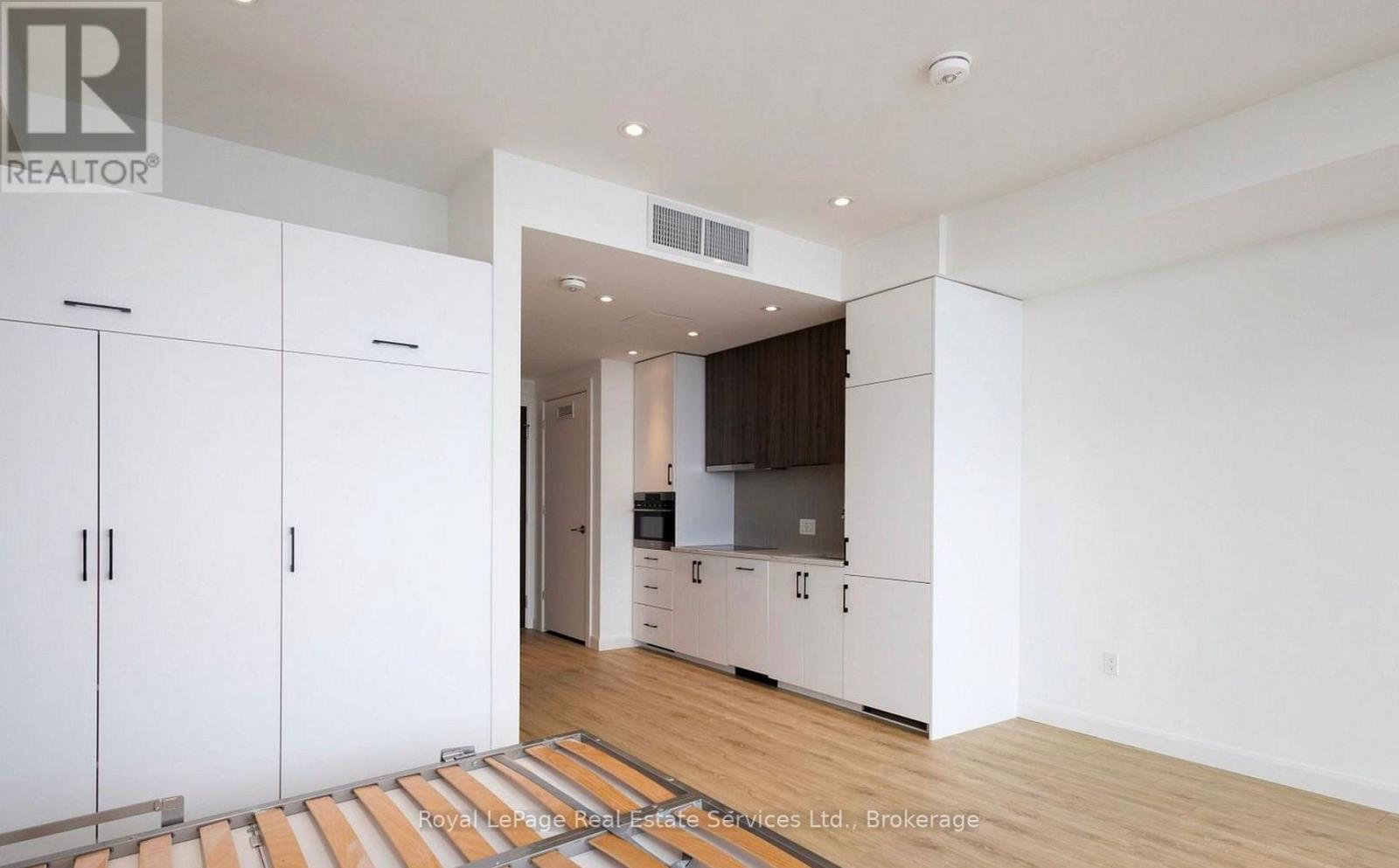 1610 - 741 King Street, Kitchener, Ontario  N2G 1E3 - Photo 3 - X13011694