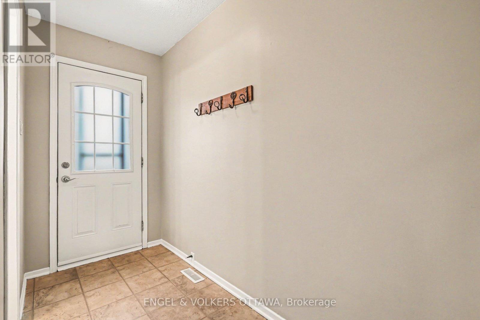 2148 Orient Park Drive, Ottawa, Ontario  K1B 4V9 - Photo 2 - X13011688