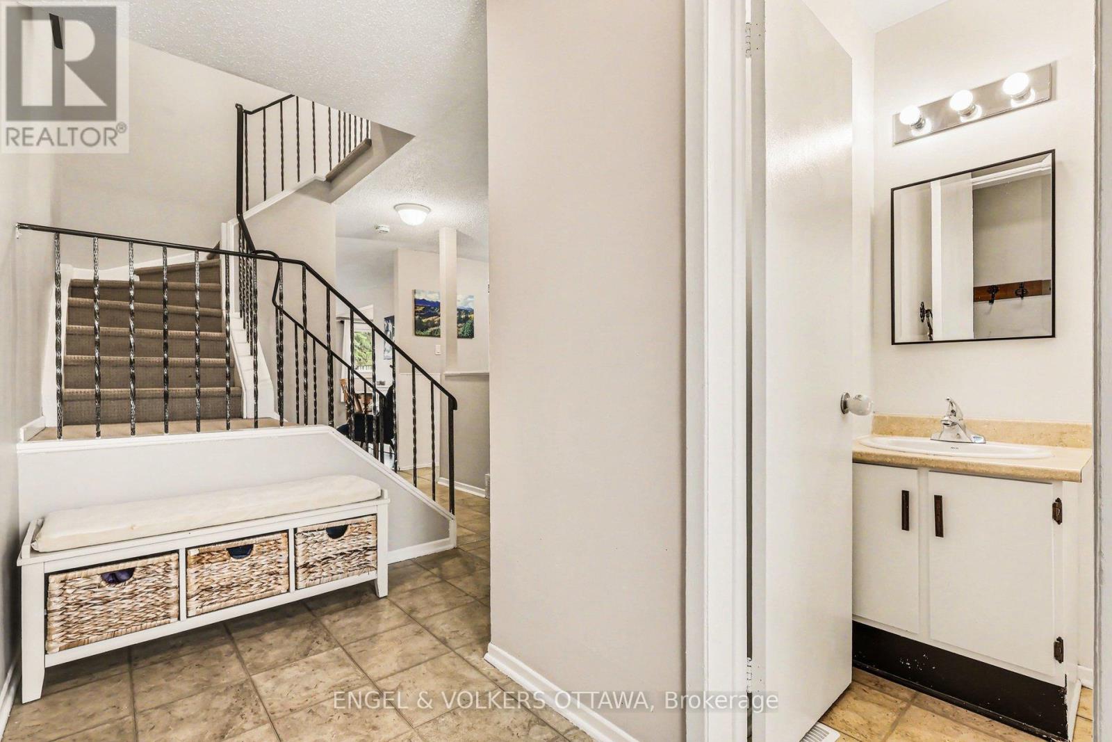 2148 Orient Park Drive, Ottawa, Ontario  K1B 4V9 - Photo 3 - X13011688