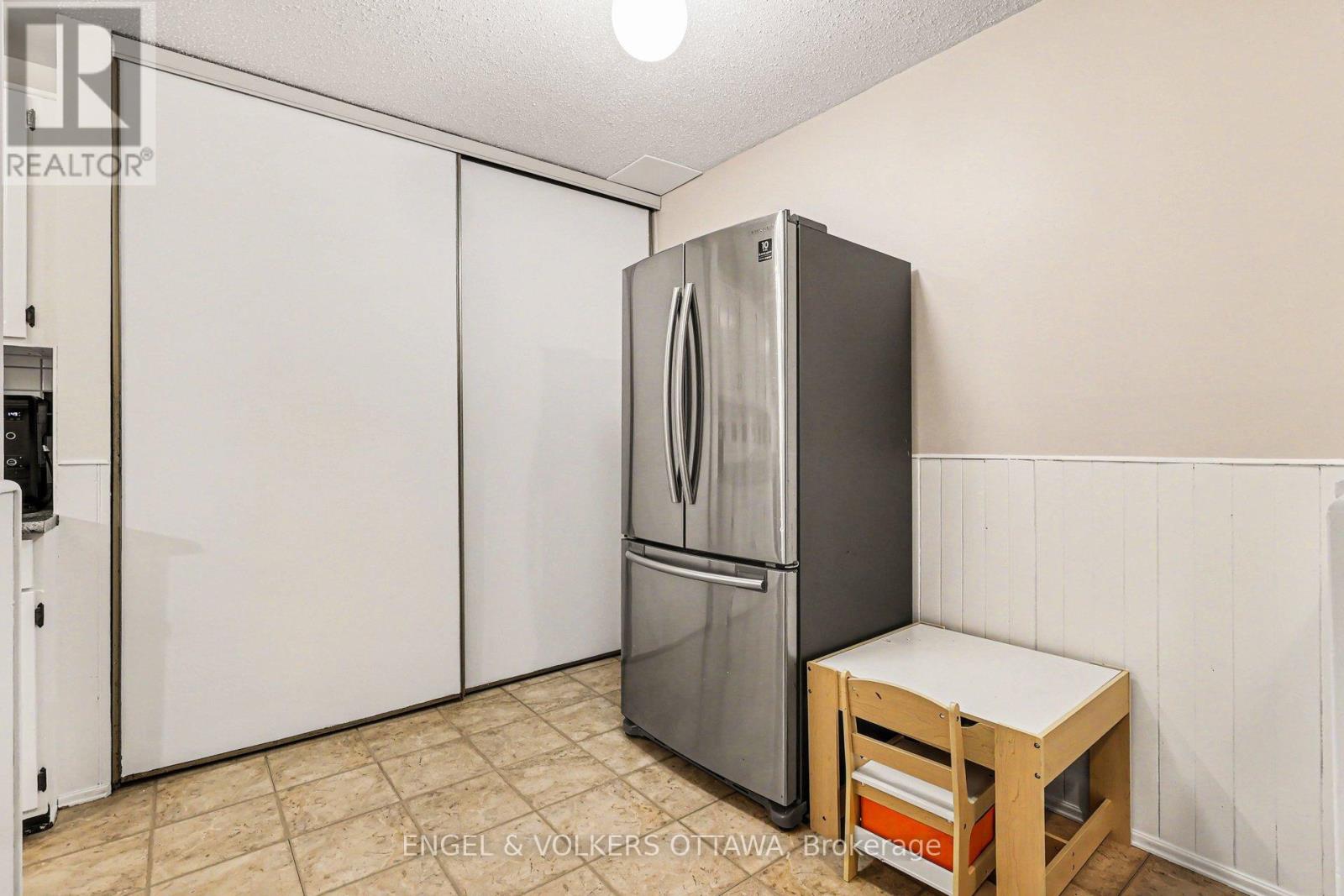 2148 Orient Park Drive, Ottawa, Ontario  K1B 4V9 - Photo 4 - X13011688