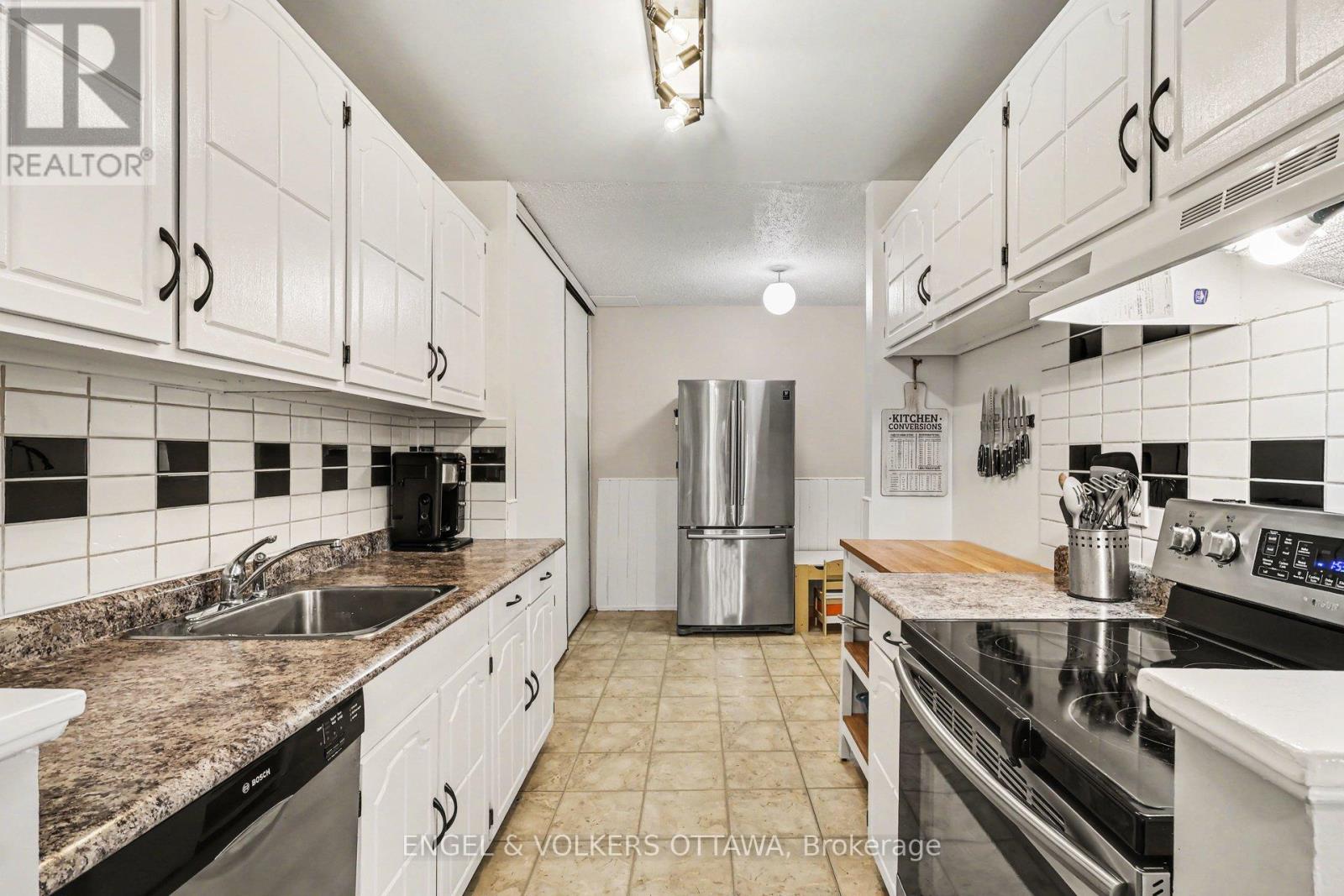 2148 Orient Park Drive, Ottawa, Ontario  K1B 4V9 - Photo 5 - X13011688