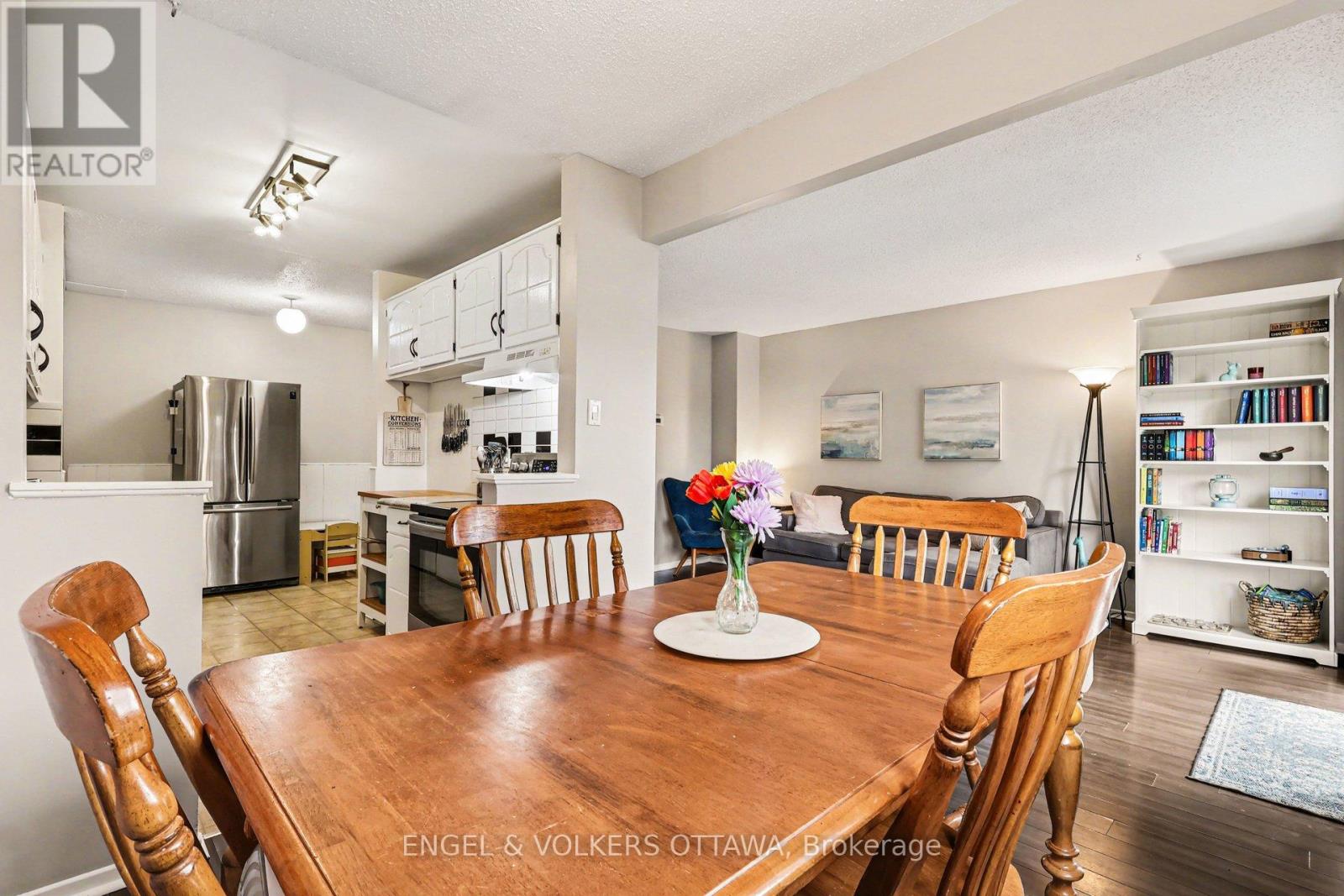 2148 Orient Park Drive, Ottawa, Ontario  K1B 4V9 - Photo 9 - X13011688