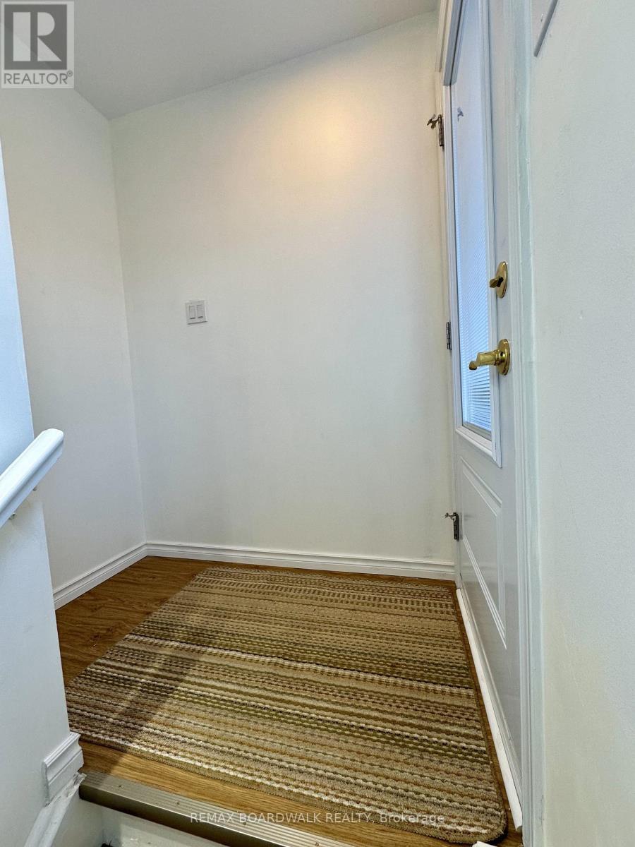 B - 300 Dalehurst Drive, Ottawa, Ontario  K2G 4E4 - Photo 2 - X13011934