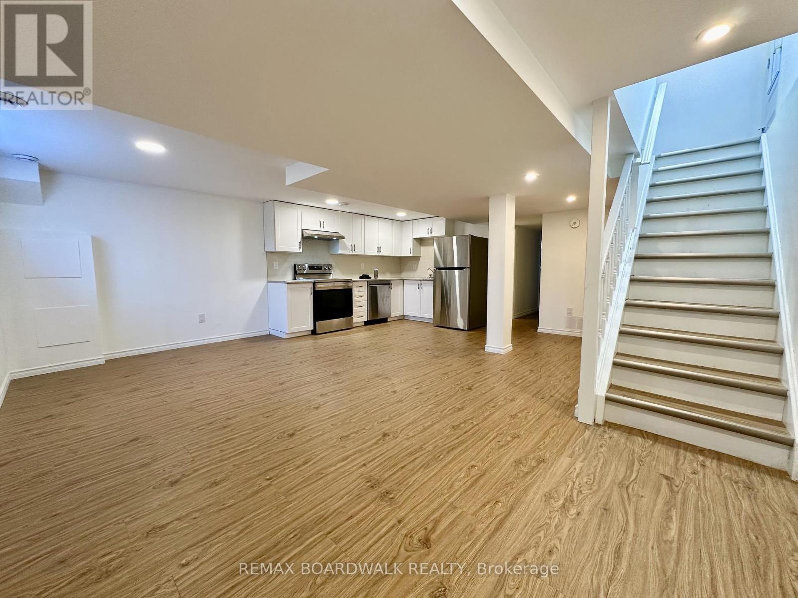 B - 300 Dalehurst Drive, Ottawa, Ontario  K2G 4E4 - Photo 4 - X13011934