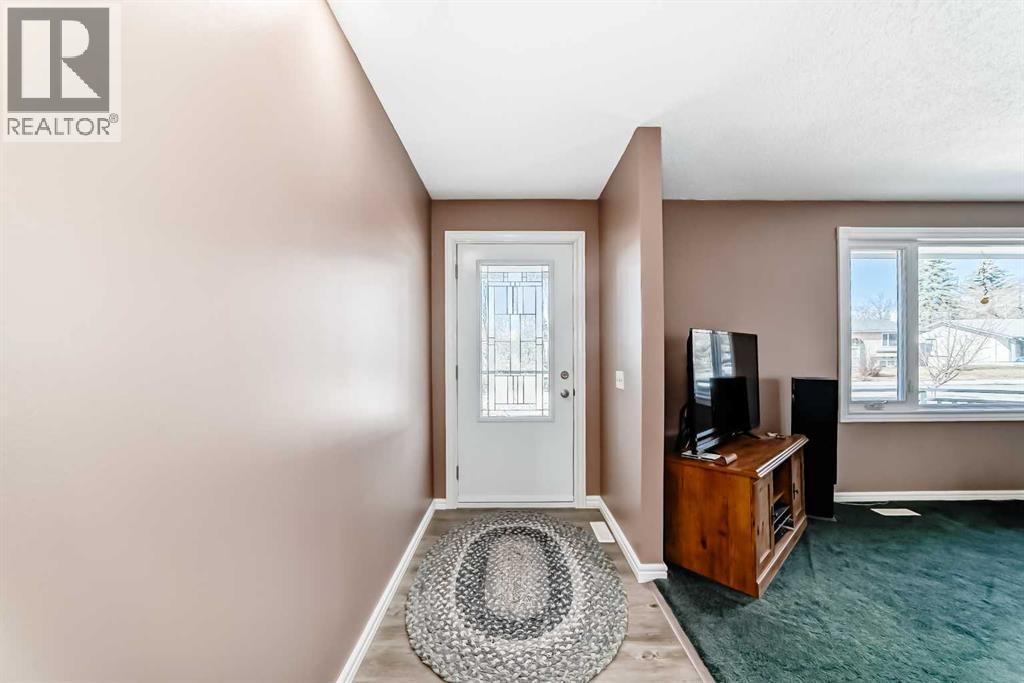 148 Huntridge Road Ne, Calgary, Alberta  T2k 4B5 - Photo 4 - A2294727