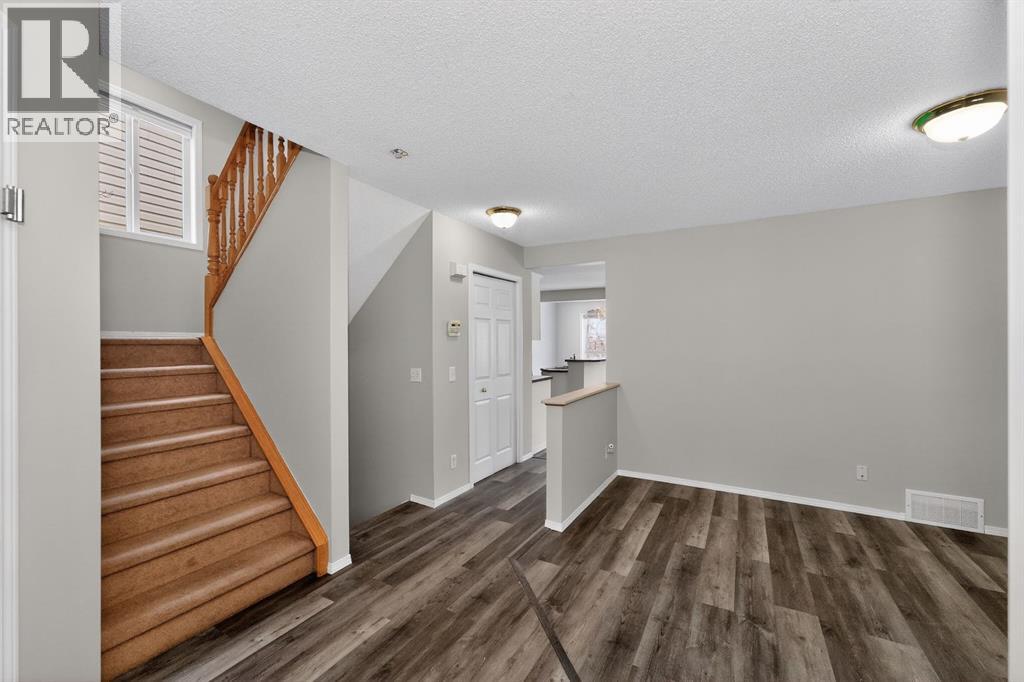 42 Royal Elm Drive Nw, Calgary, Alberta  T3G 5P7 - Photo 4 - A2298552