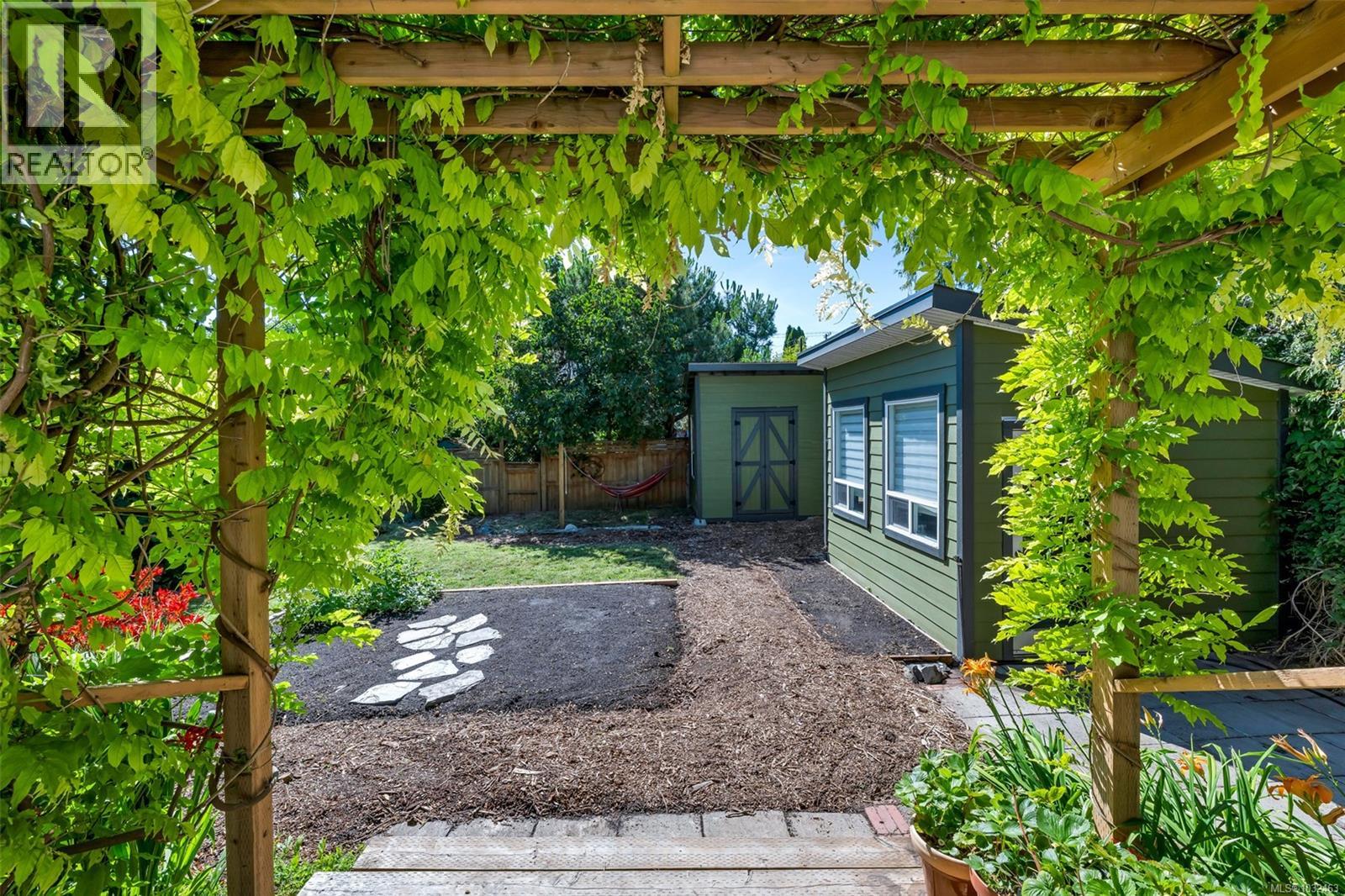 2624 Forbes St, Victoria, British Columbia  V8R 4C1 - Photo 44 - 1032463