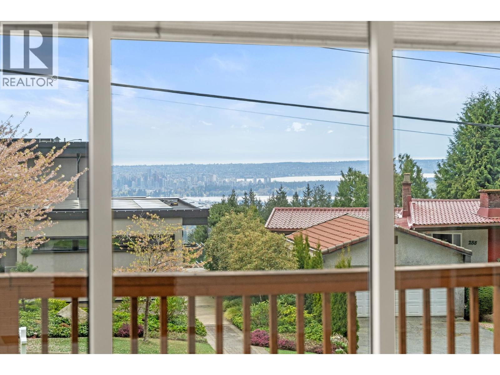 234 Rondoval Crescent, North Vancouver, British Columbia  V7N 2W7 - Photo 5 - R3112615