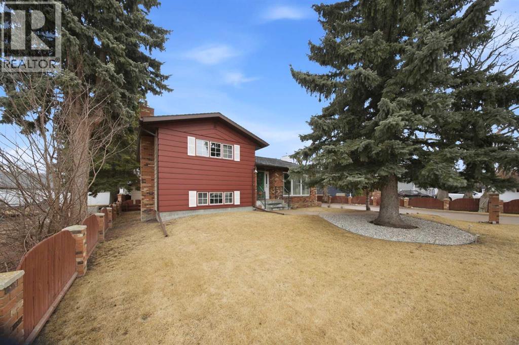 3919 43 Avenue, Red Deer, Alberta  T4N 3B8 - Photo 2 - A2302120