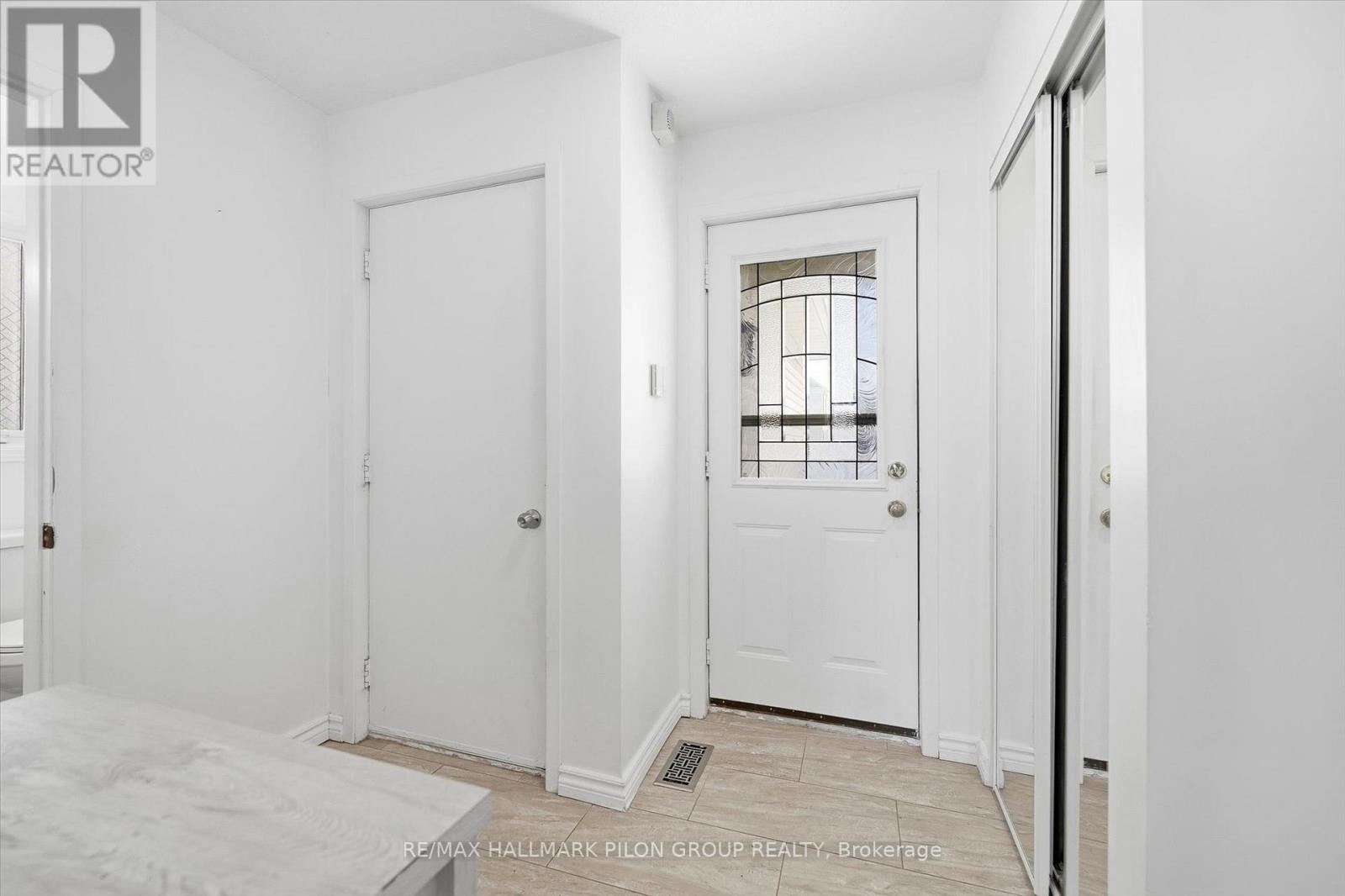 284 Mceachern Crescent, Ottawa, Ontario  K1E 3K3 - Photo 12 - X13012096