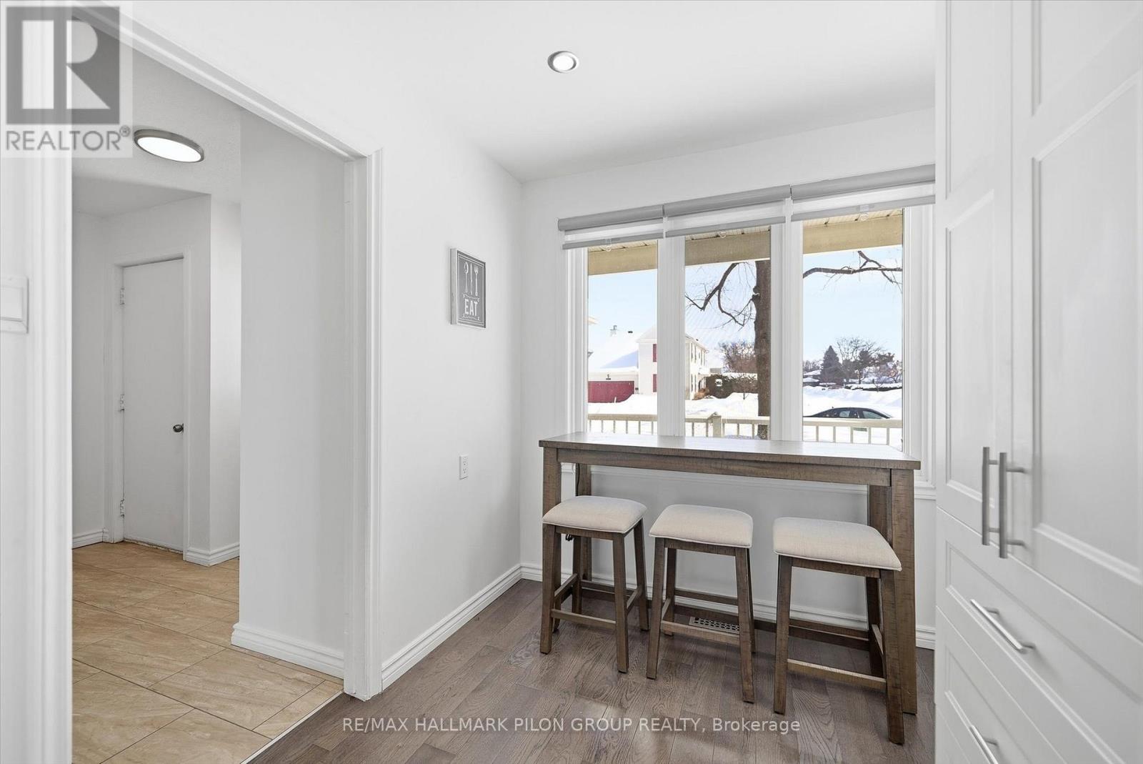 284 Mceachern Crescent, Ottawa, Ontario  K1E 3K3 - Photo 4 - X13012096